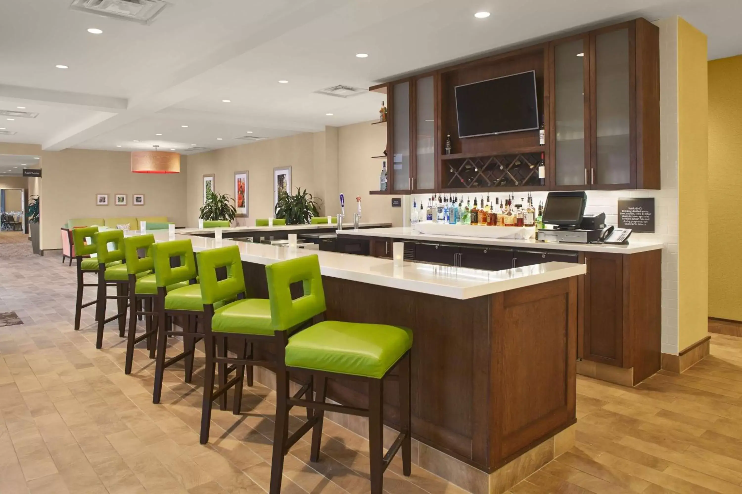 Lounge or bar, Kitchen/Kitchenette in Hilton Garden Inn Akron