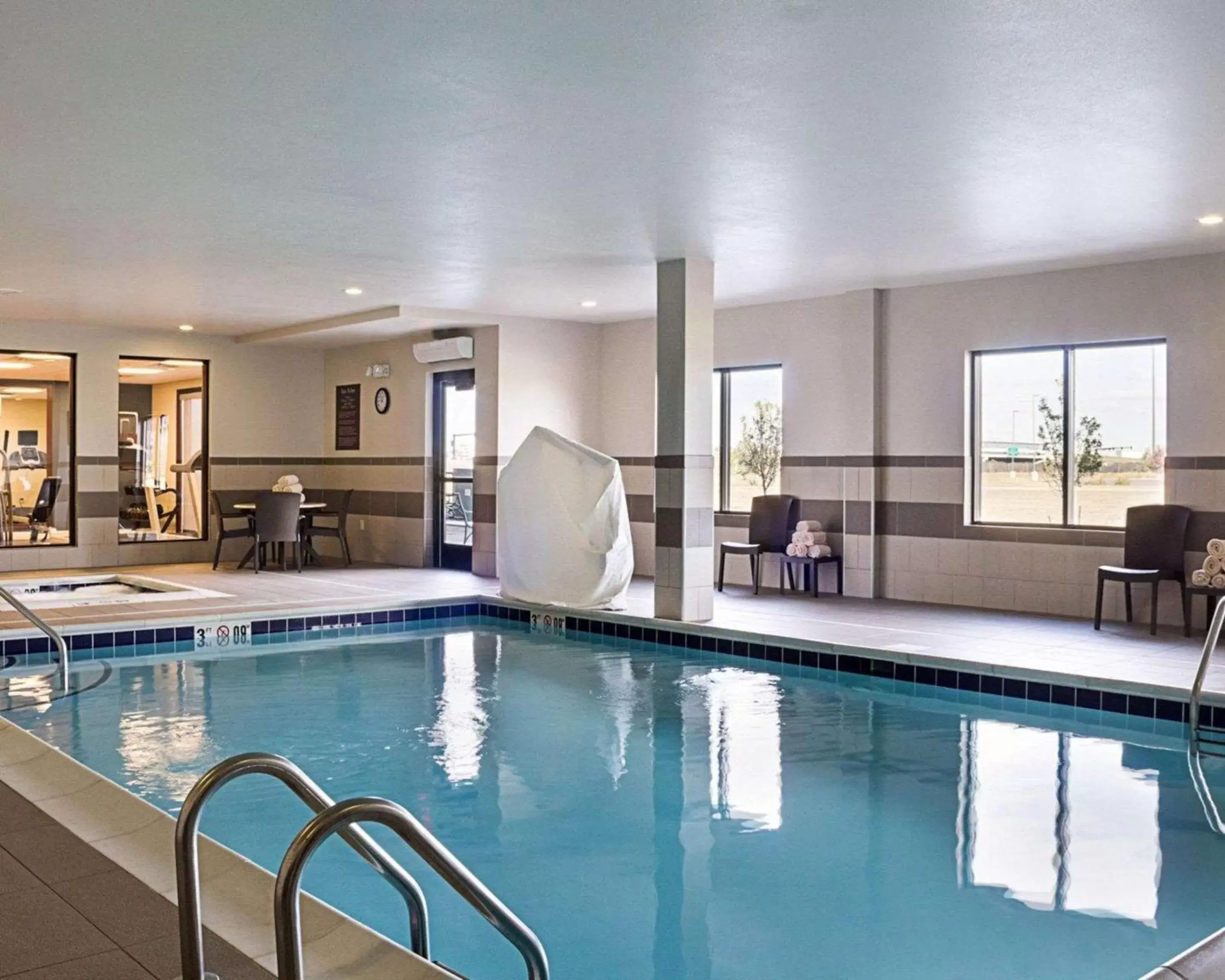 Swimming Pool in Comfort Suites Medical Center