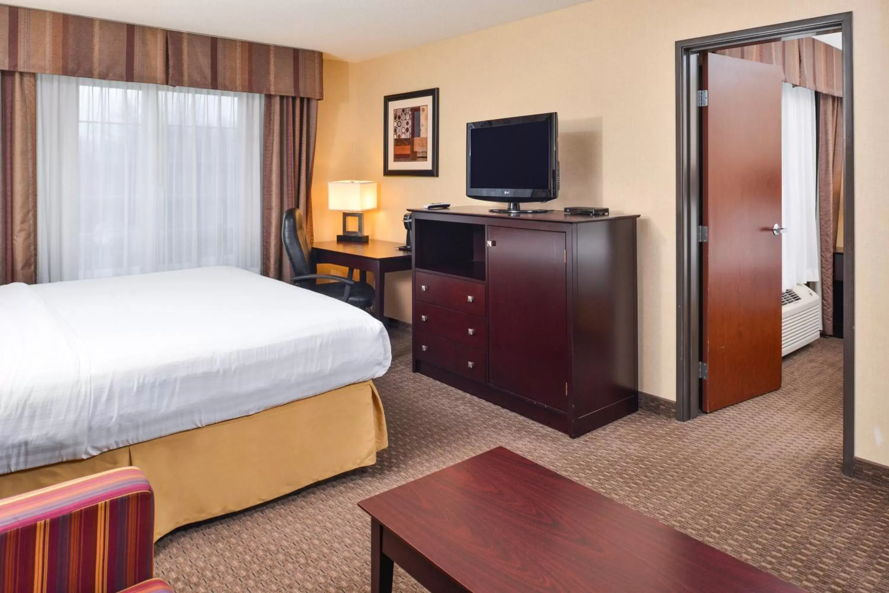 Bedroom, TV/Entertainment Center in Holiday Inn Express Hotel & Suites Portland - Jantzen Beach, an IHG Hotel