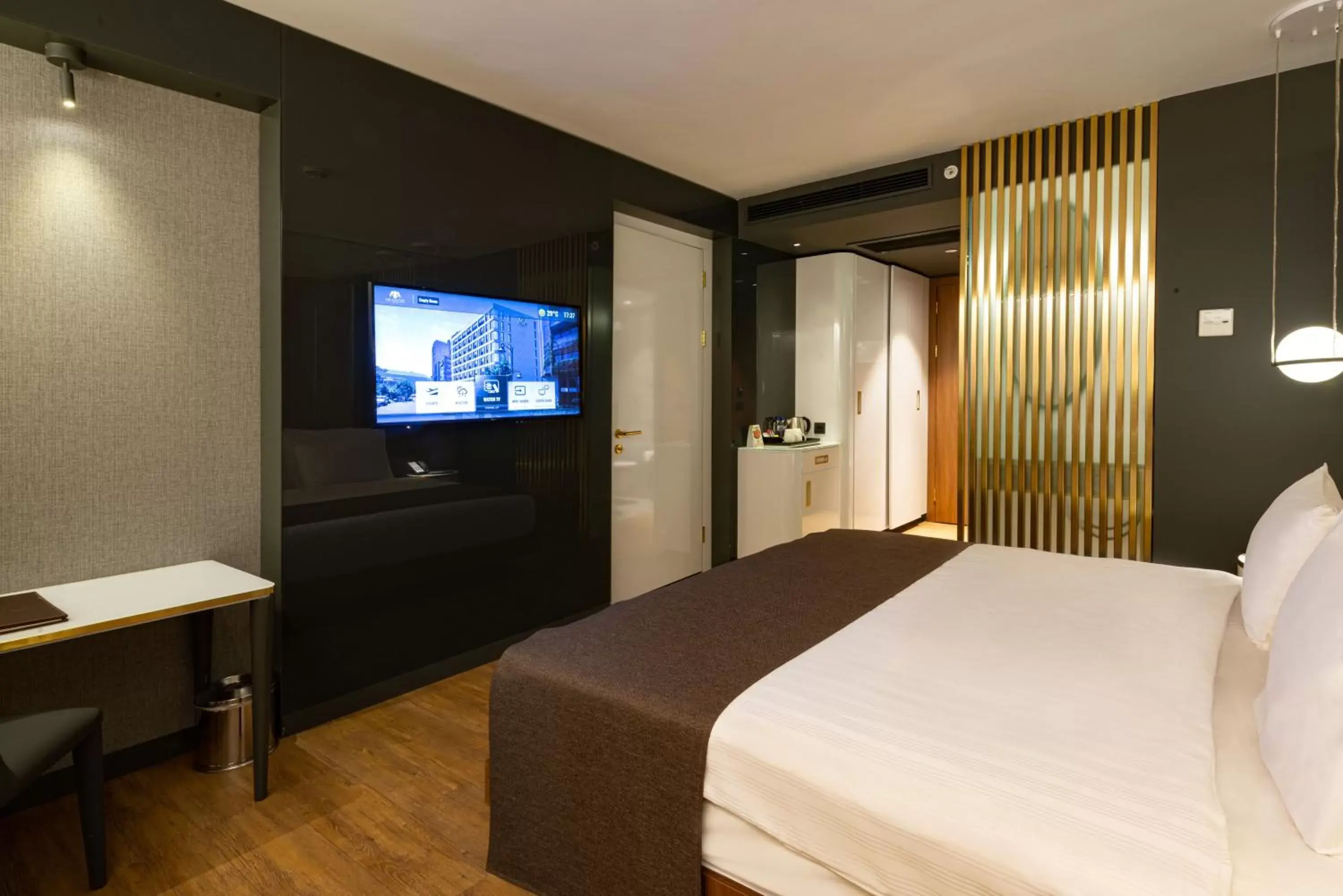 Bed, TV/Entertainment Center in The Craton Hotel Sisli