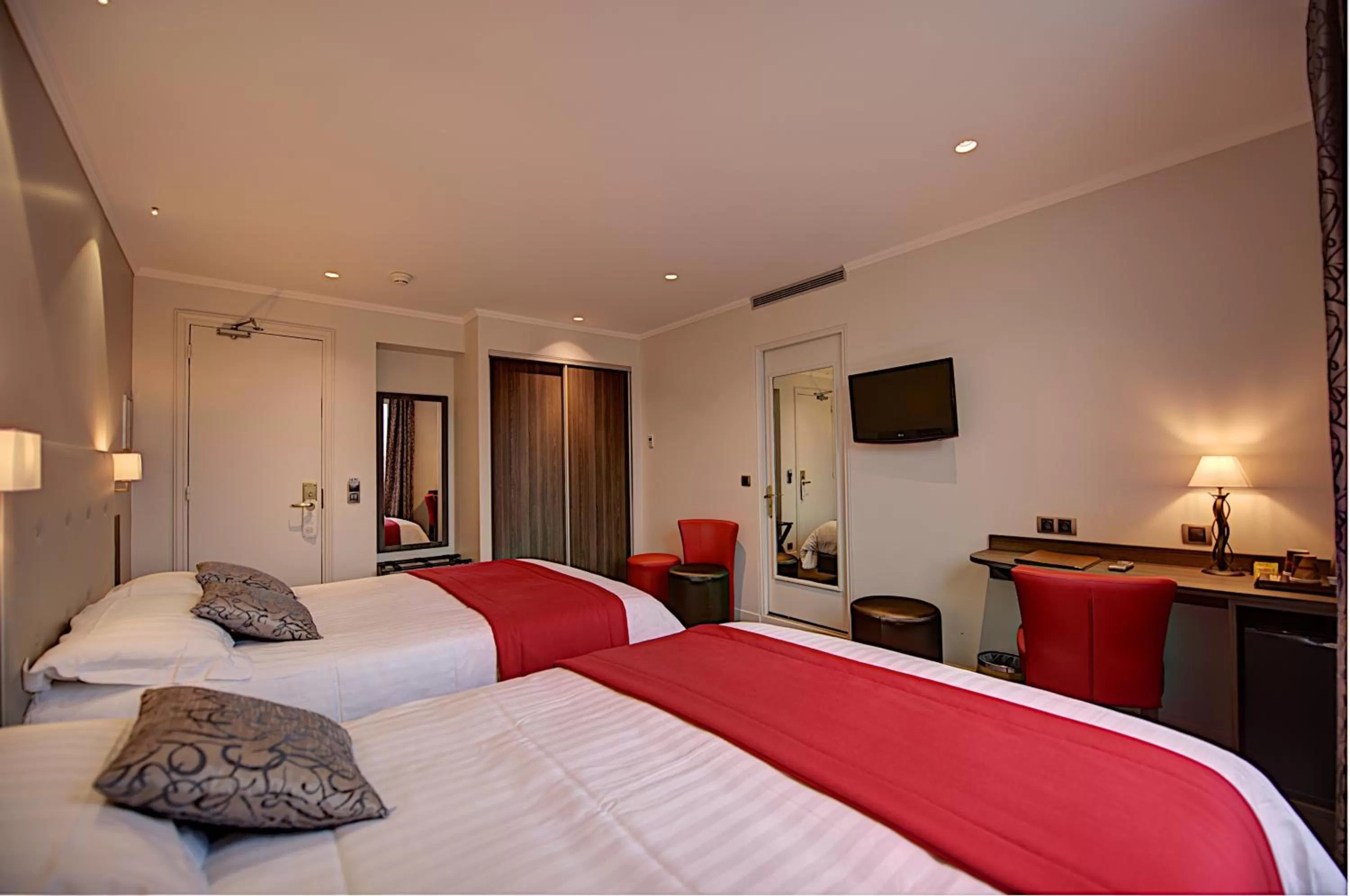 Bed in Hôtel Du Midi Paris Montparnasse