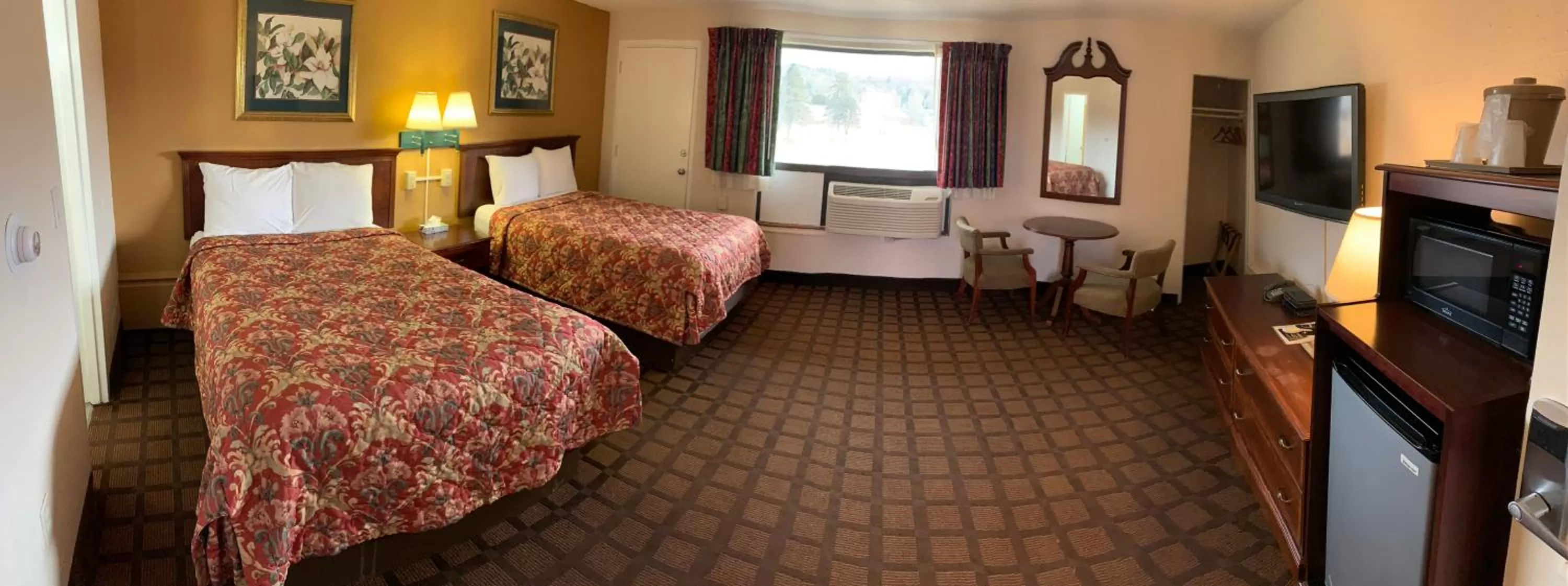 Photo of the whole room, Bed in EastGate Inn