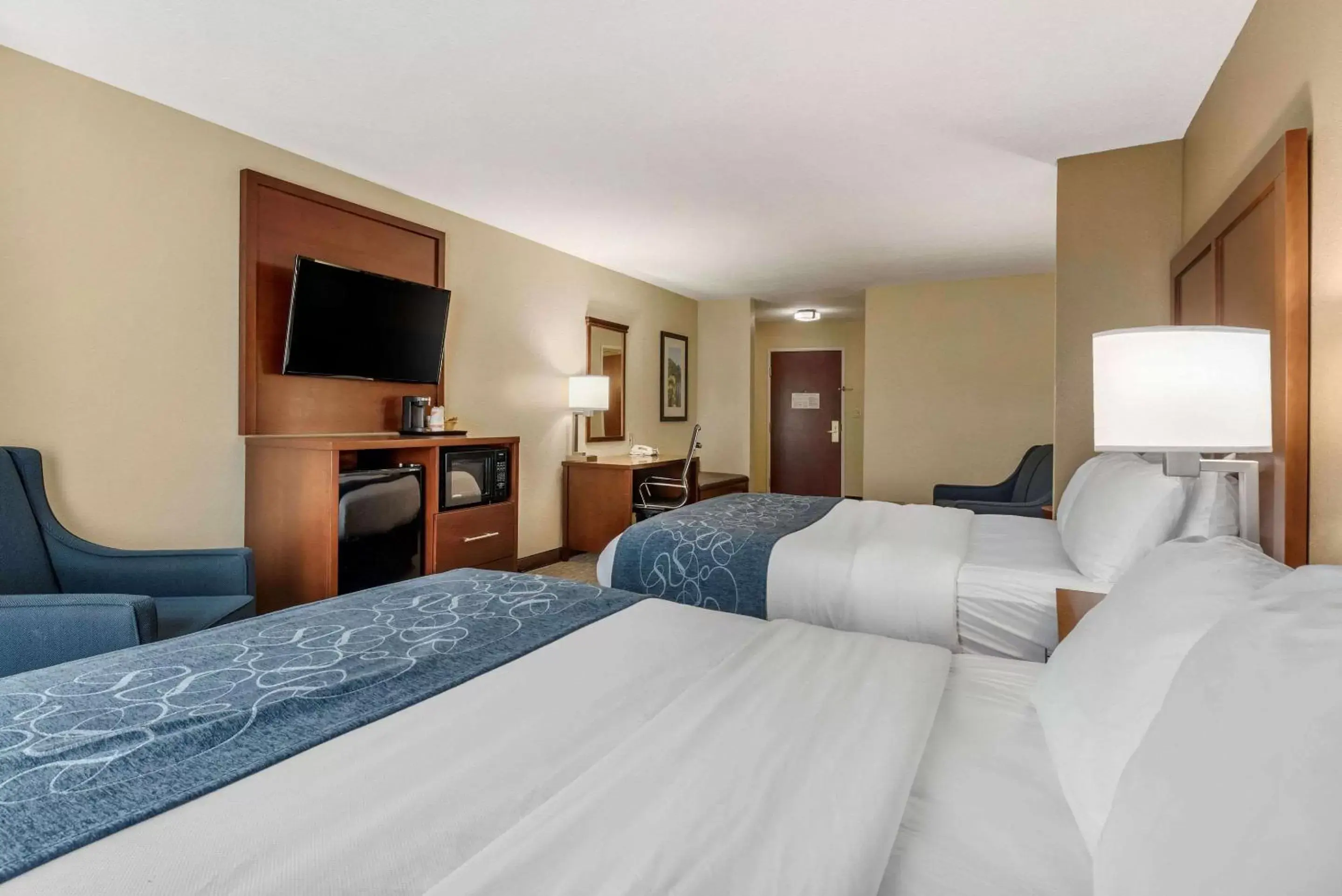Photo of the whole room, Bed in Comfort Suites Dayton-Wright Patterson