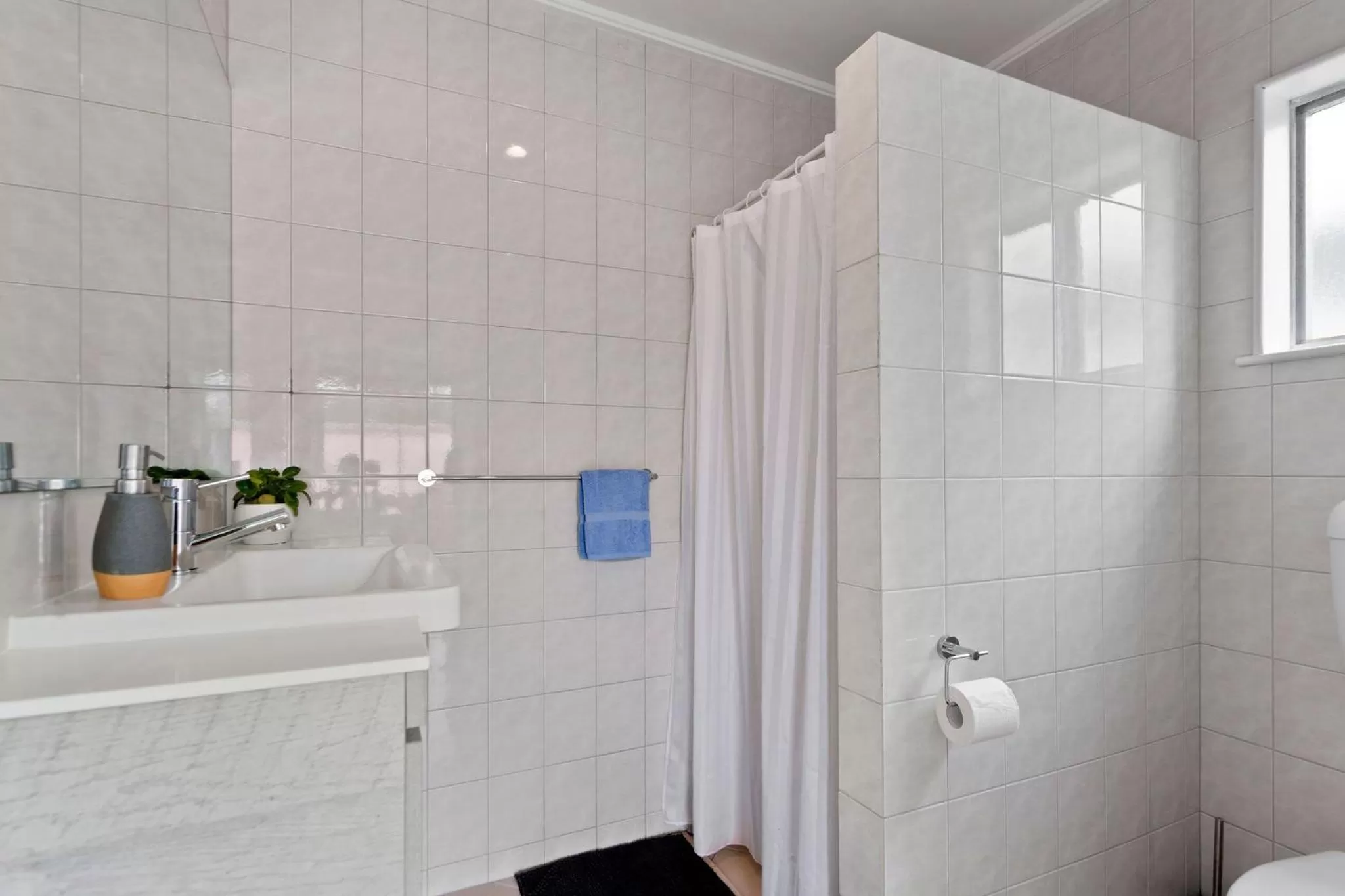 Bathroom in Shaen Street Motel