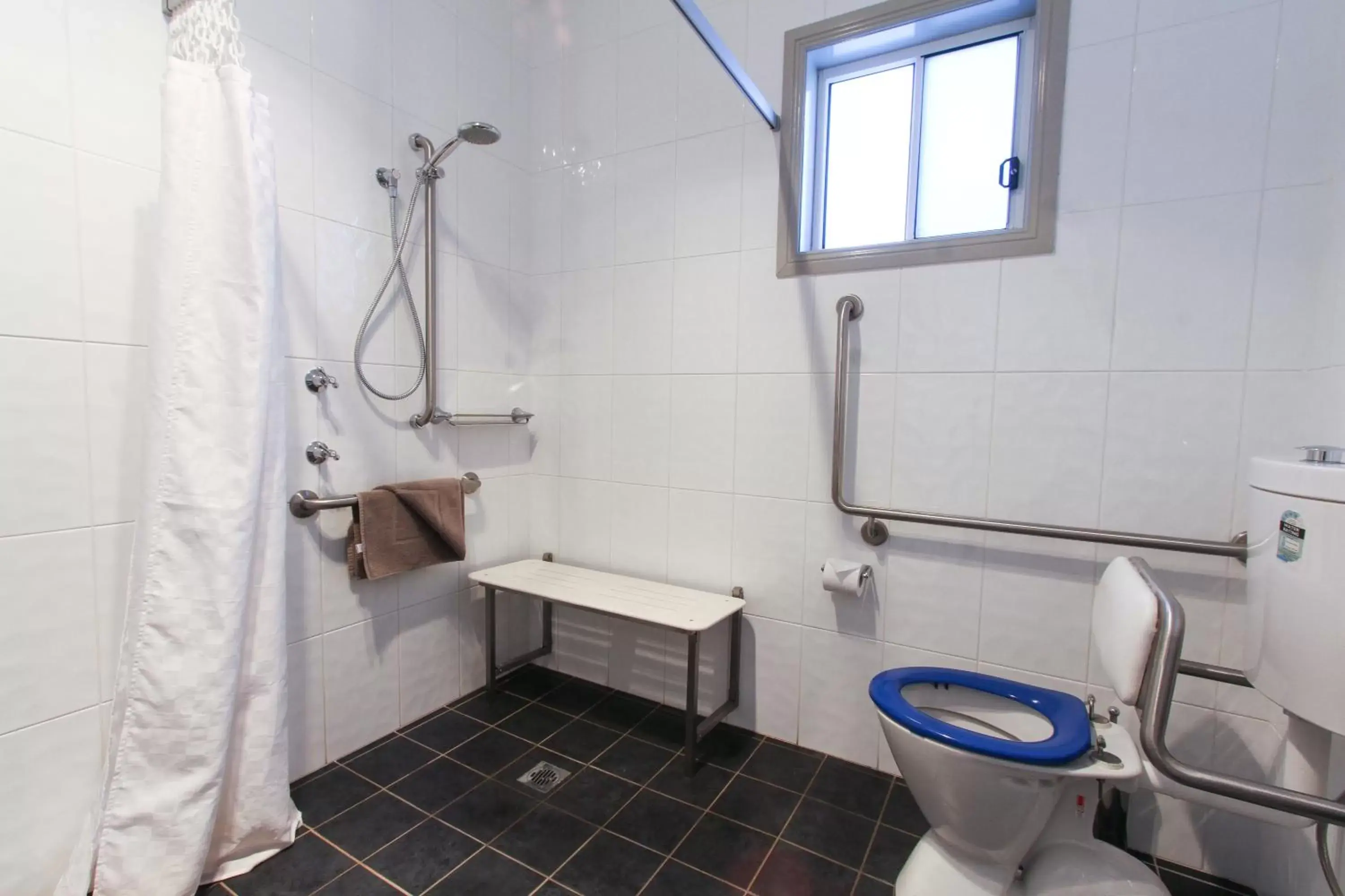 Facility for disabled guests, Bathroom in Akuna Motor Inn and Apartments
