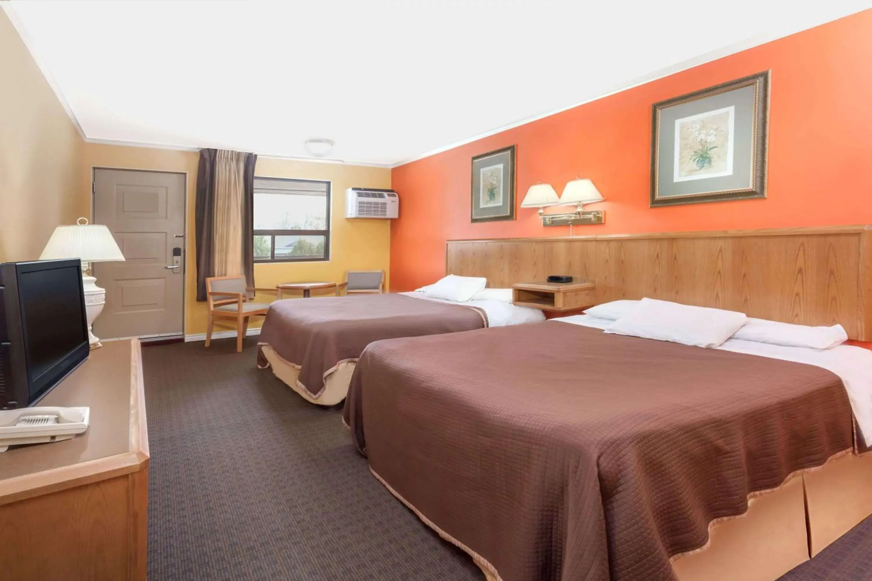 Photo of the whole room, Bed in Howard Johnson by Wyndham Niagara Falls