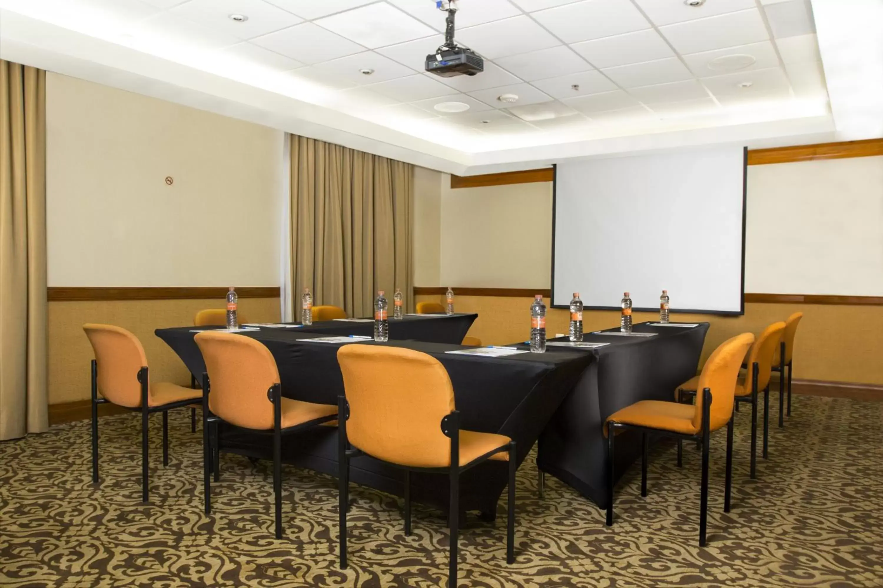 Meeting/conference room in Holiday Inn Express Monterrey Galerias-San Jeronimo, an IHG Hotel