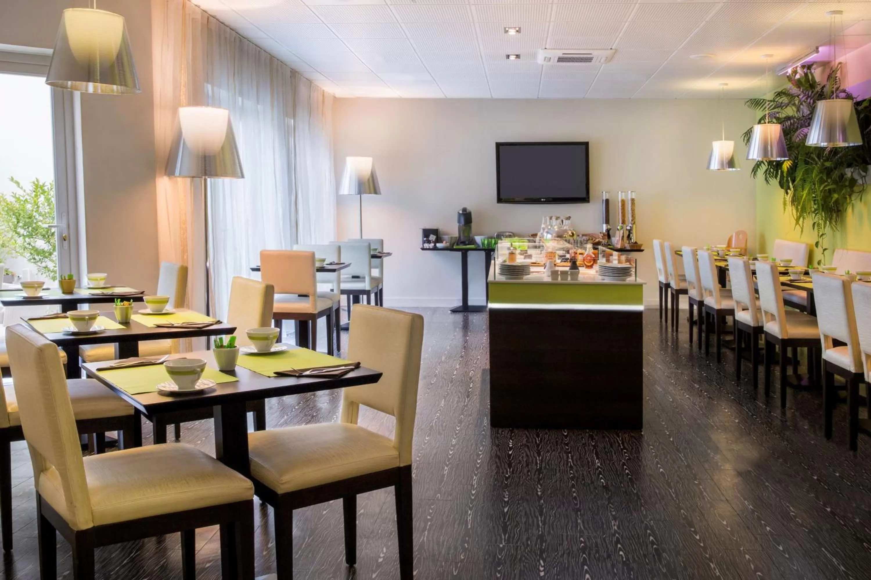Restaurant/places to eat in Best Western Plus Richelieu