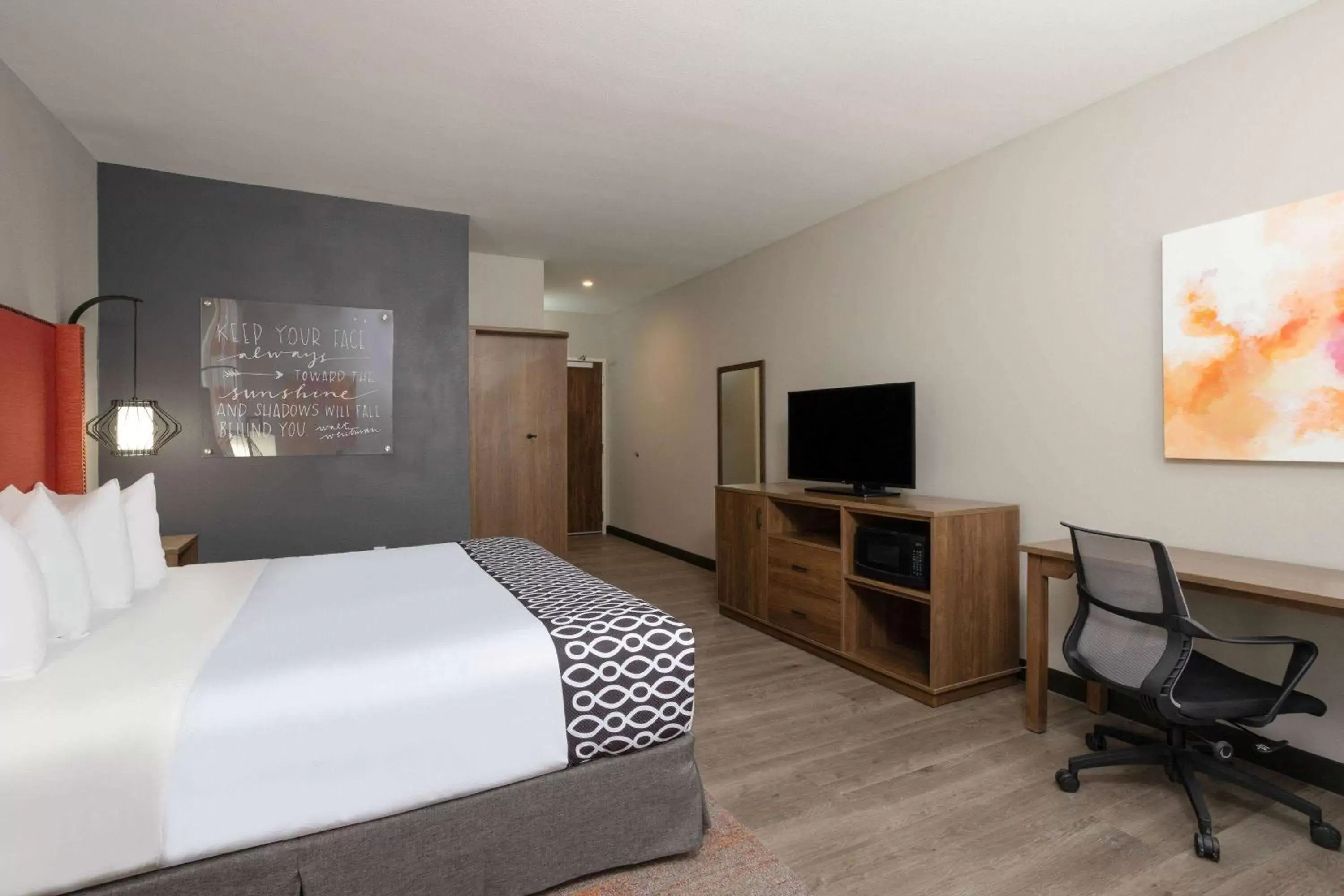 Bedroom, TV/Entertainment Center in La Quinta Inn & Suites by Wyndham Pflugerville