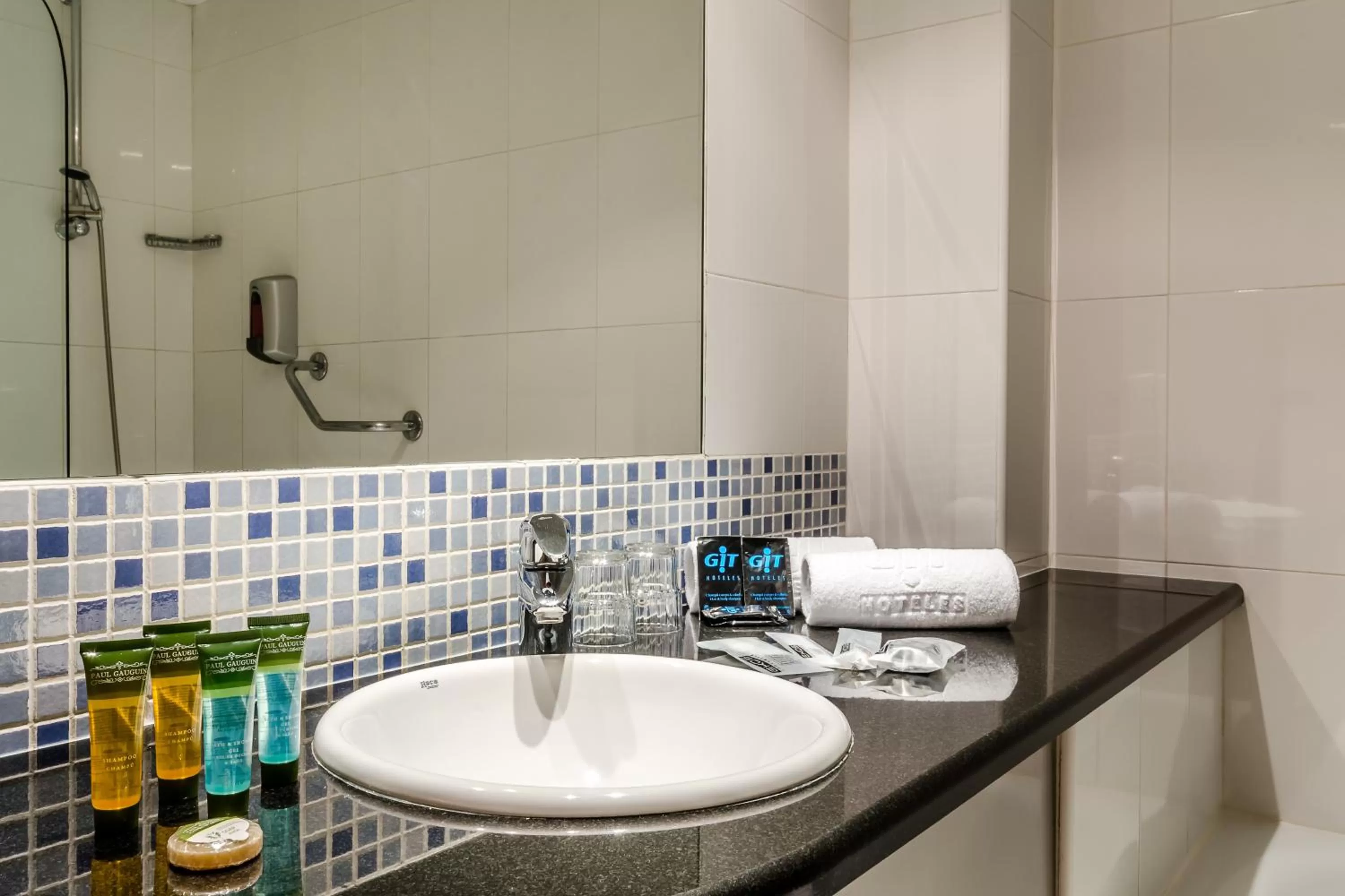 Toilet in Hotel YIT Ciudad De Zaragoza