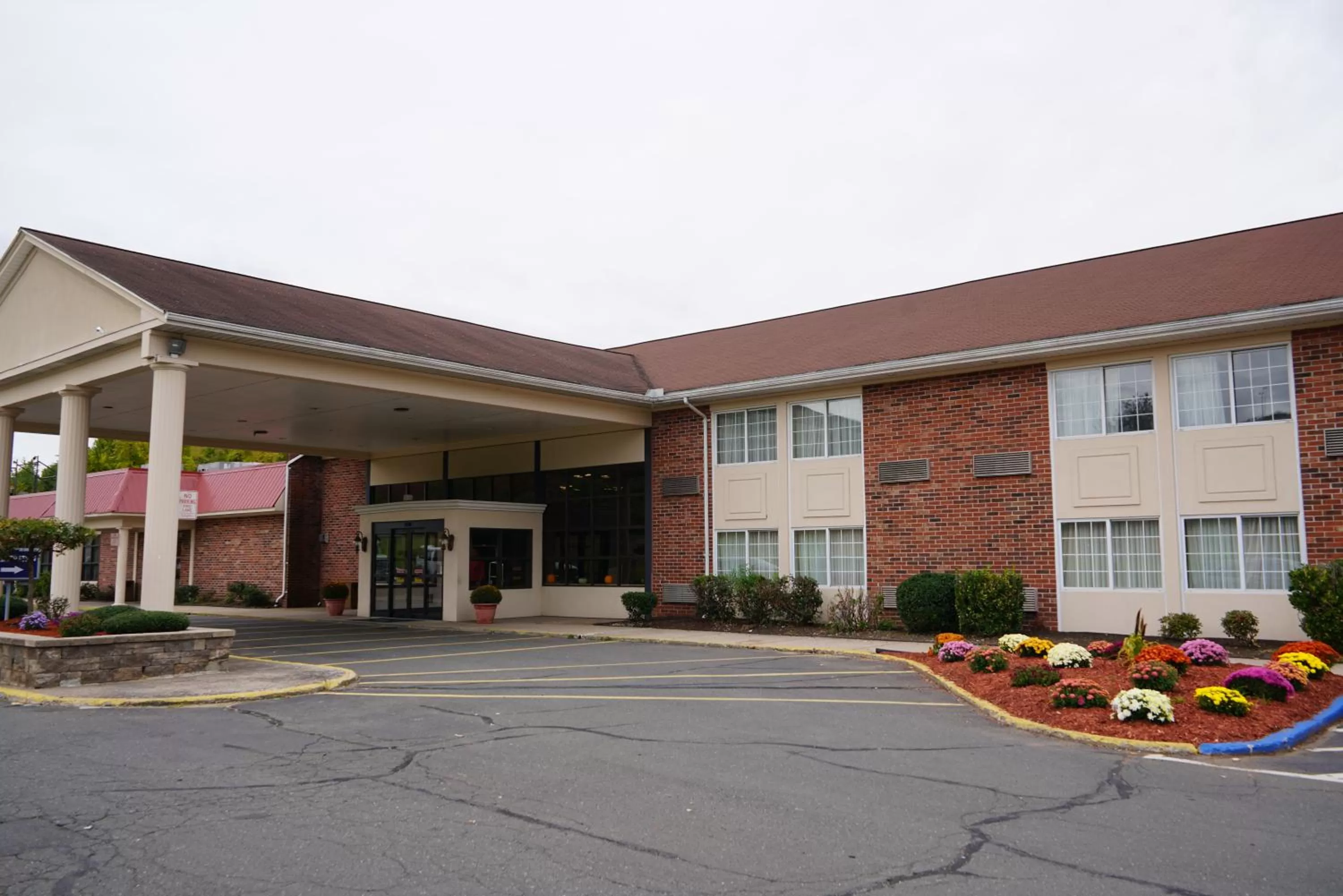 Property building in Rodeway Inn & Suites East Windsor