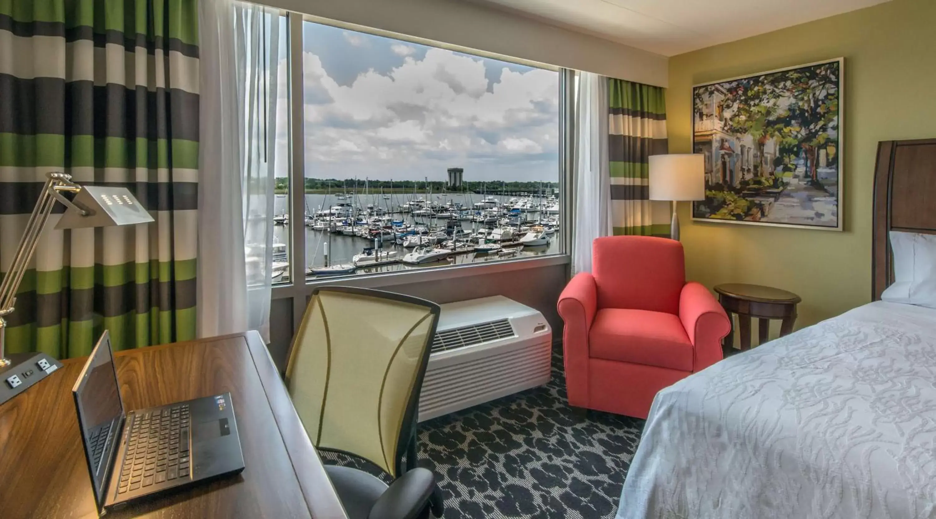 Bed in Hilton Garden Inn Charleston Waterfront/Downtown