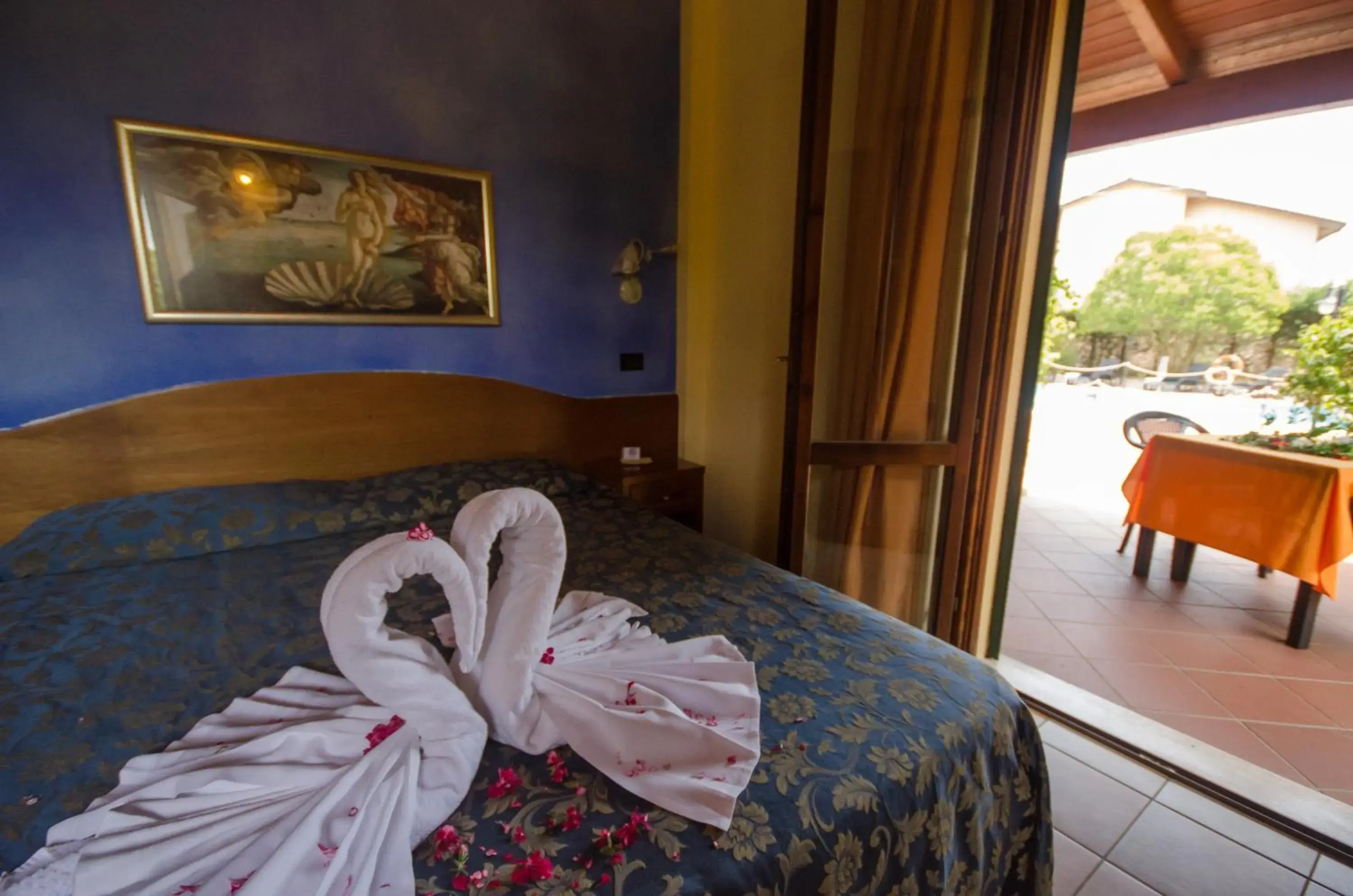 Patio, Bed in Hotel Duca Della Corgna