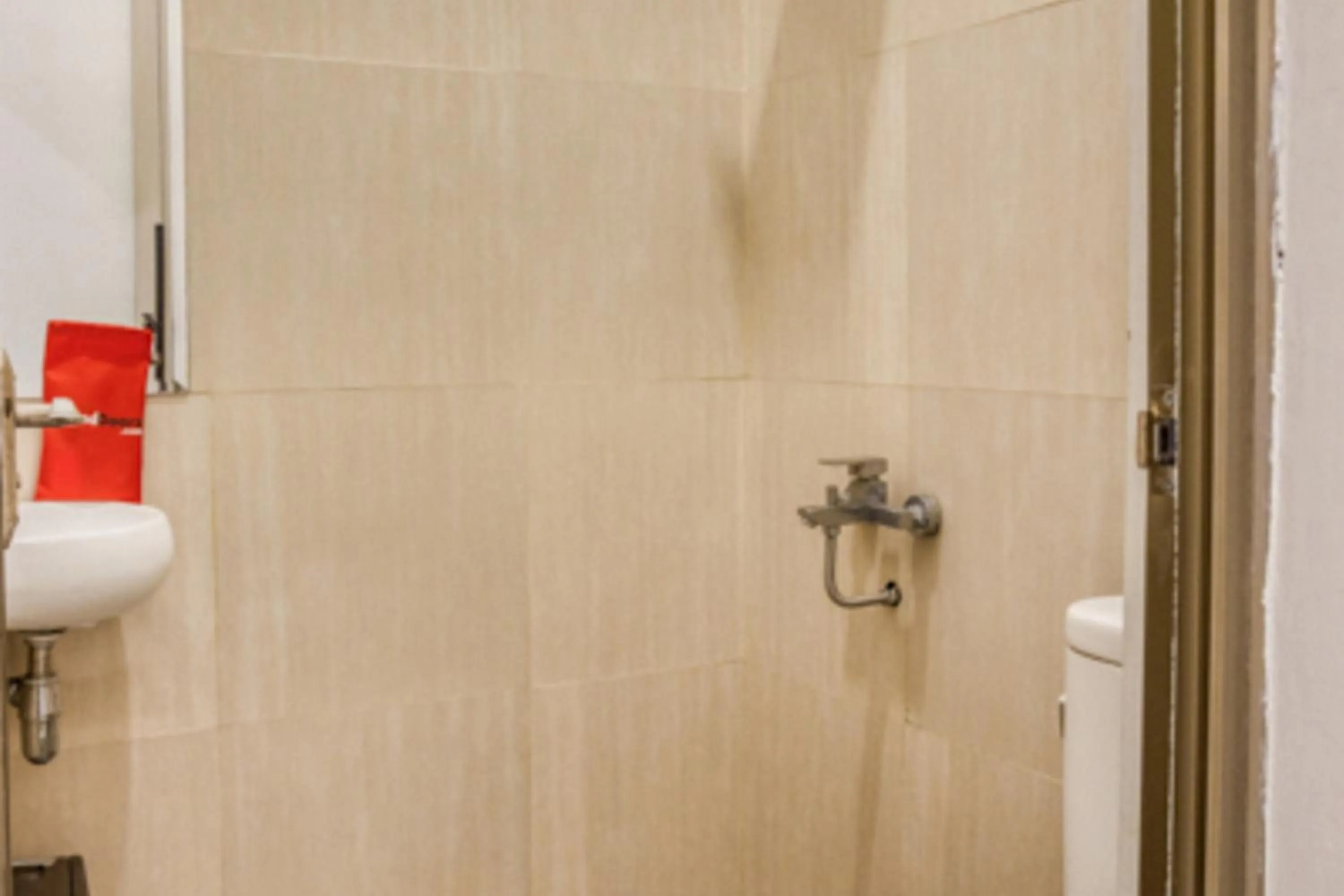 Bathroom in RedDoorz Syariah near Taman Pelangi Jogja 2