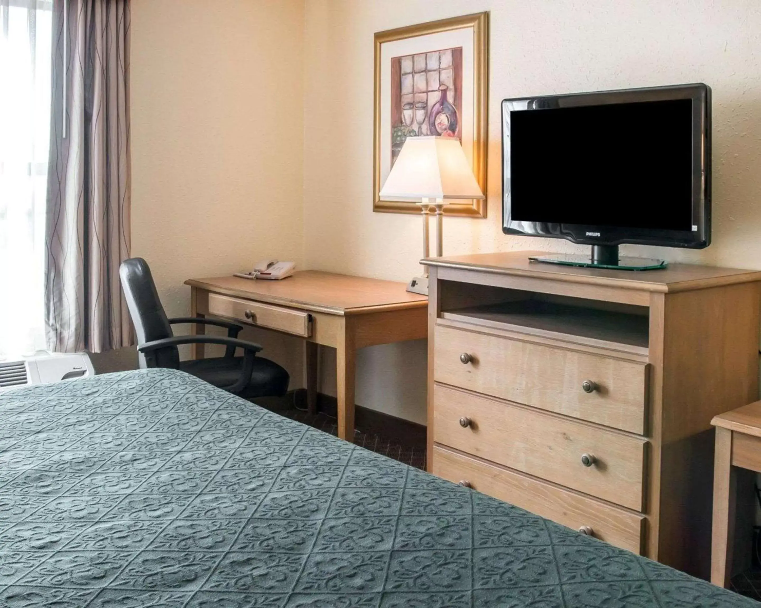 Photo of the whole room, TV/Entertainment Center in Quality Inn & Suites Monroe
