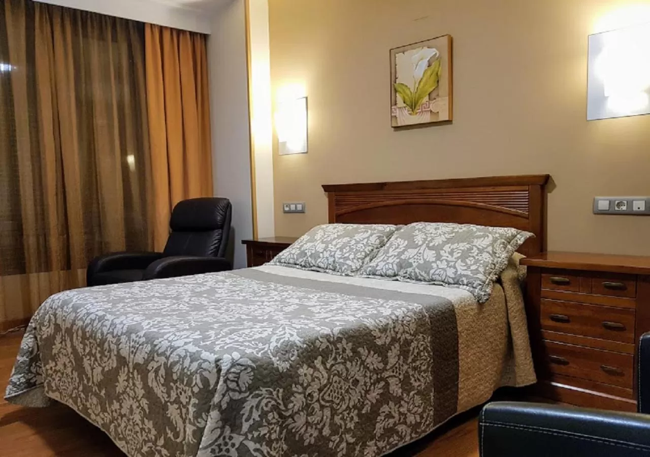 Photo of the whole room, Bed in Hotel Reina Isabel