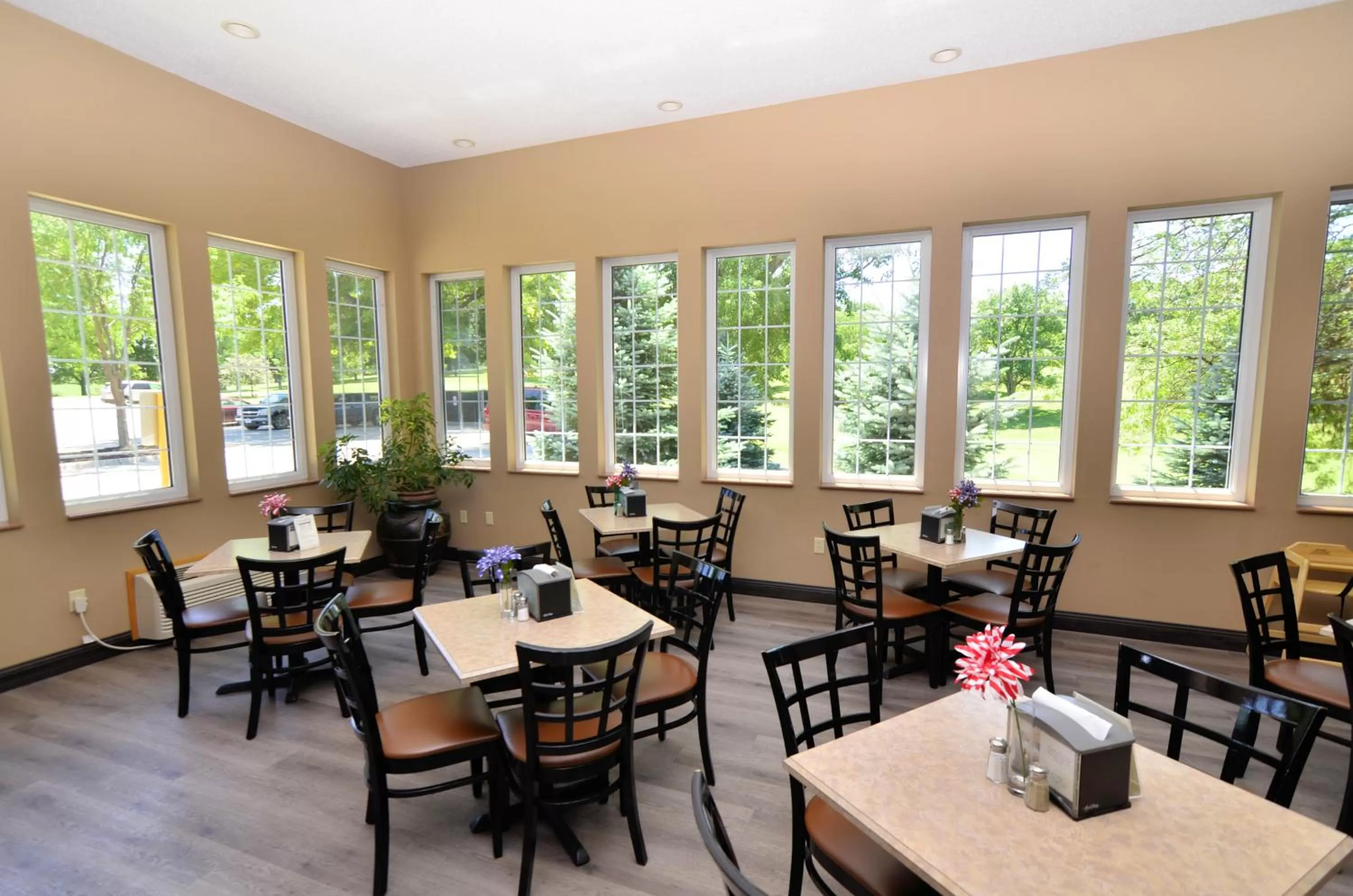 Dining area in Cobblestone Inn & Suites - Denison | Majestic Hills