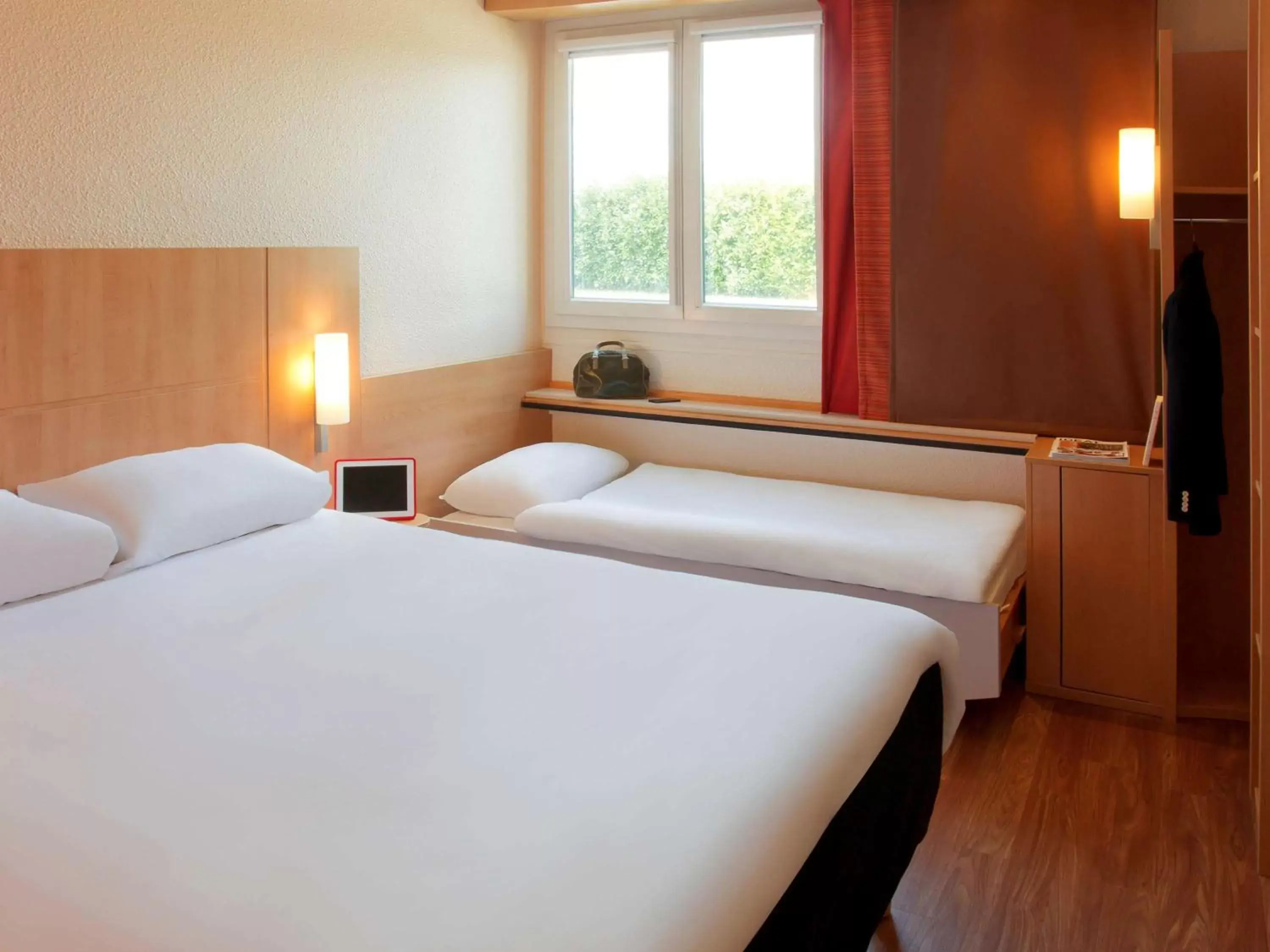 Photo of the whole room, Bed in Ibis Roanne Le Coteau Hotel Restaurant
