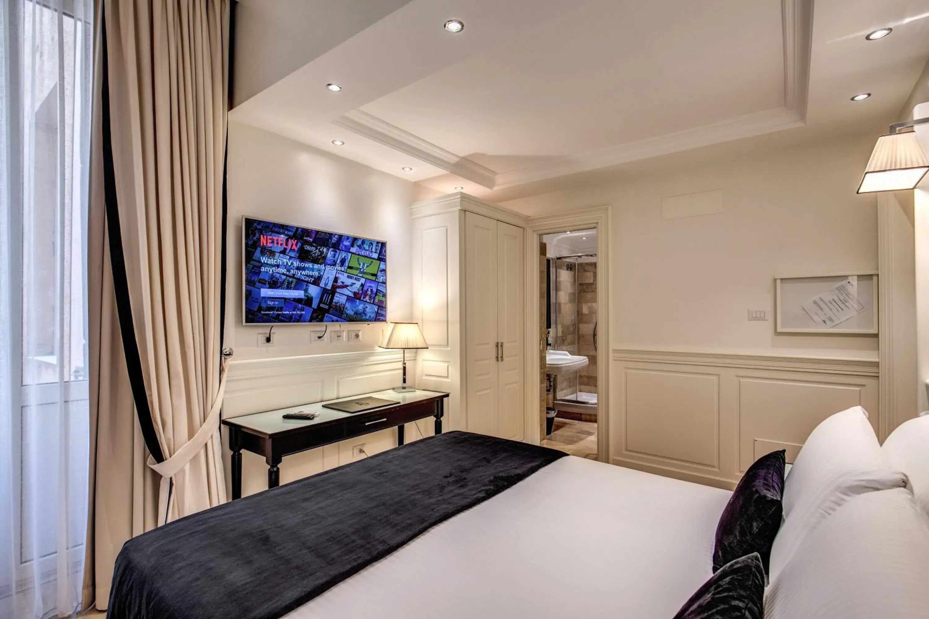 TV and multimedia, Bed in Hotel dei Quiriti Suite