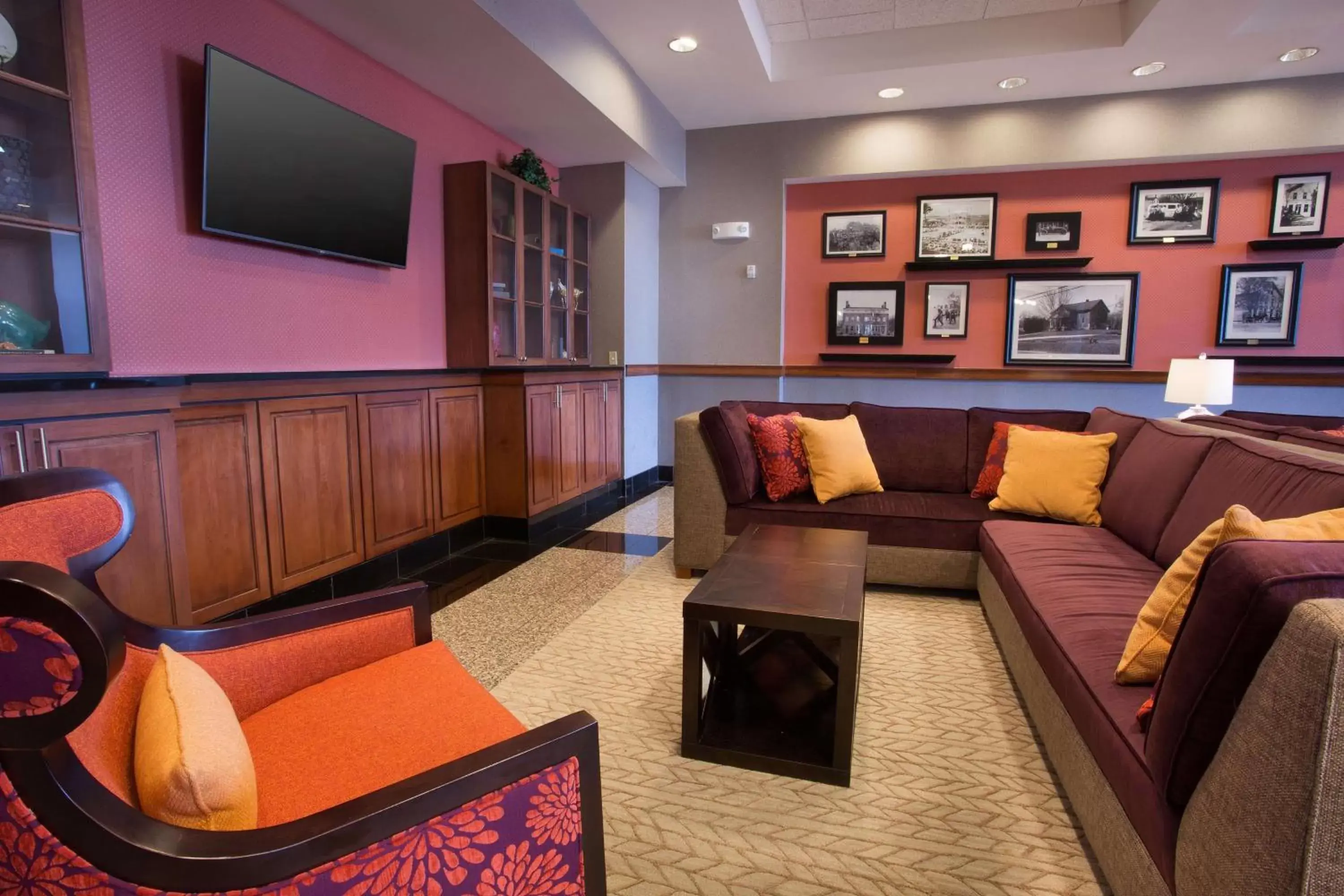 Lobby or reception, Seating Area in Drury Inn & Suites Cincinnati Sharonville