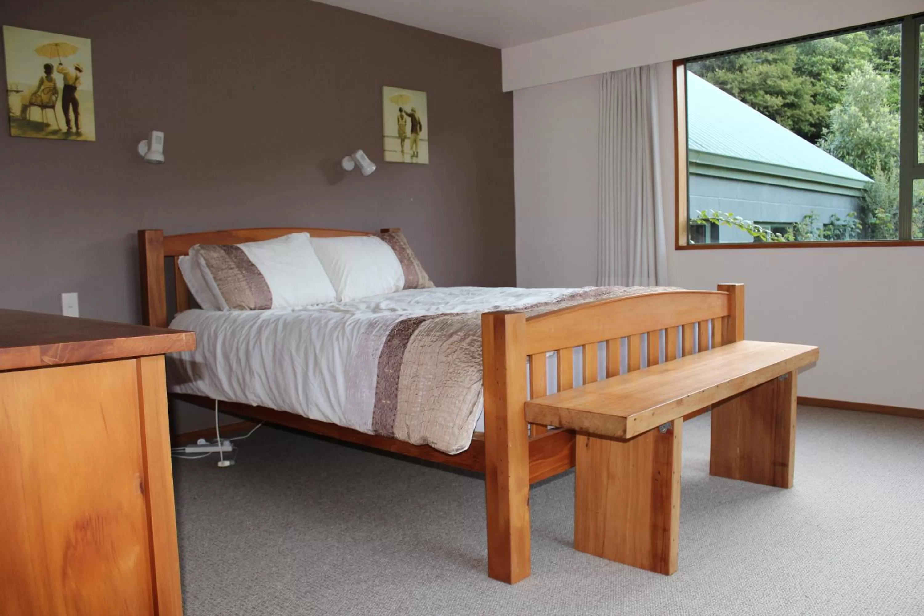 Photo of the whole room, Bed in Tui Hideaway