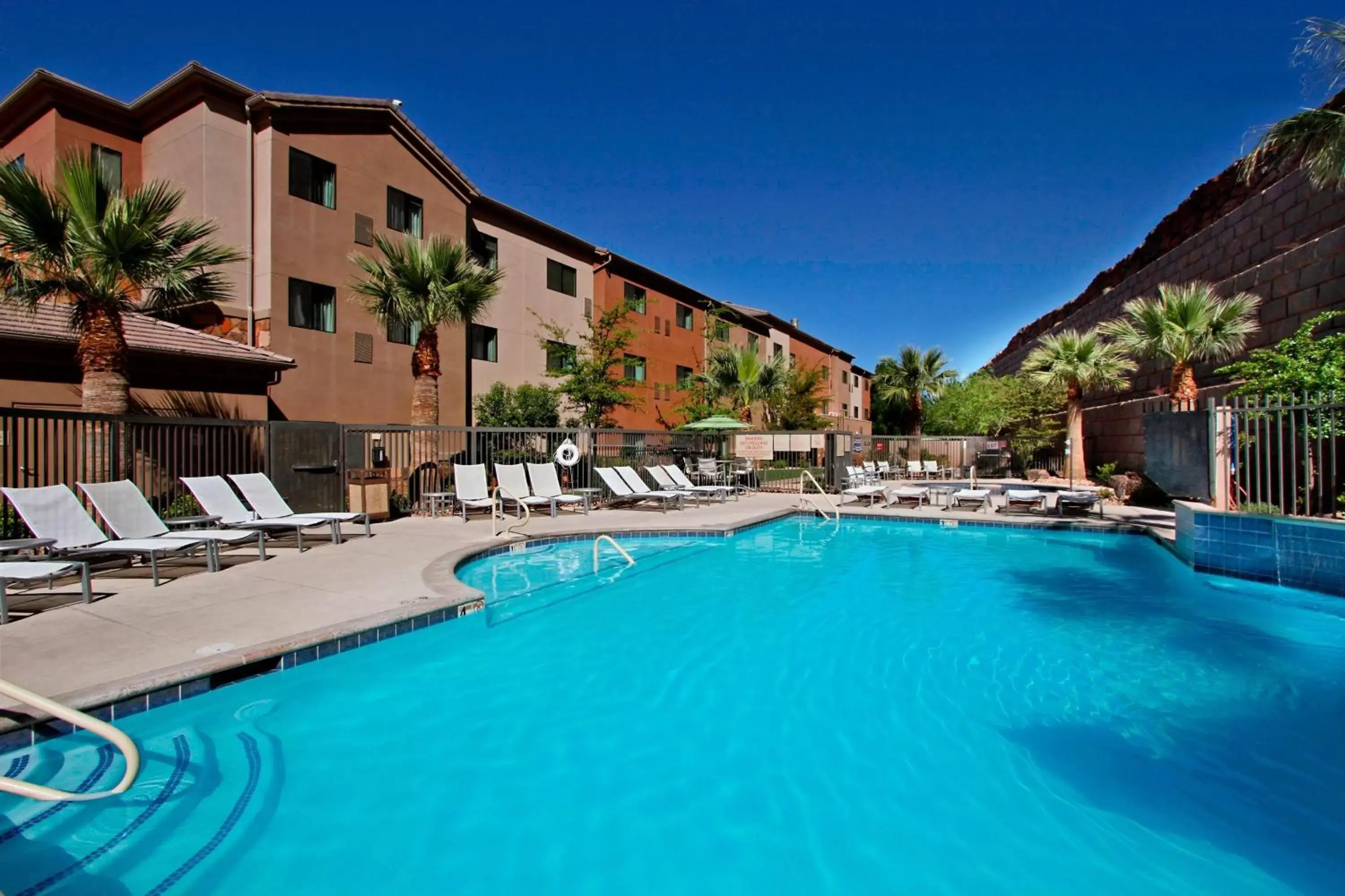 Swimming pool, Property Building in TownePlace Suites St. George