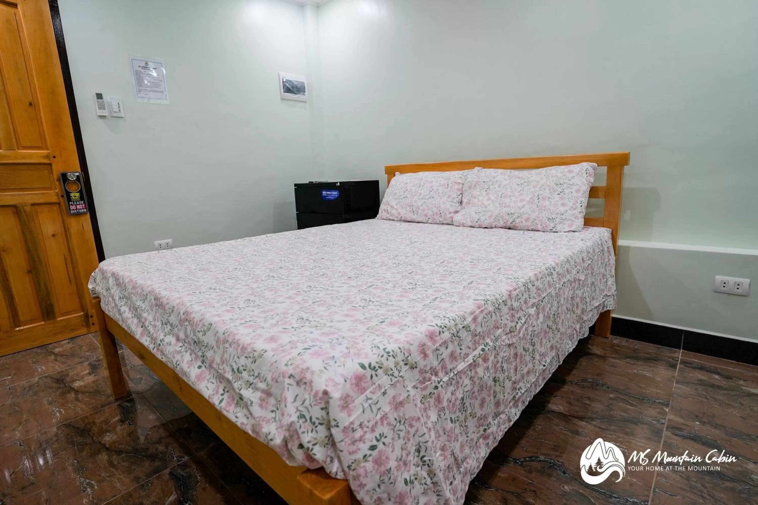 Bedroom, Bed in MS Mountain Cabin