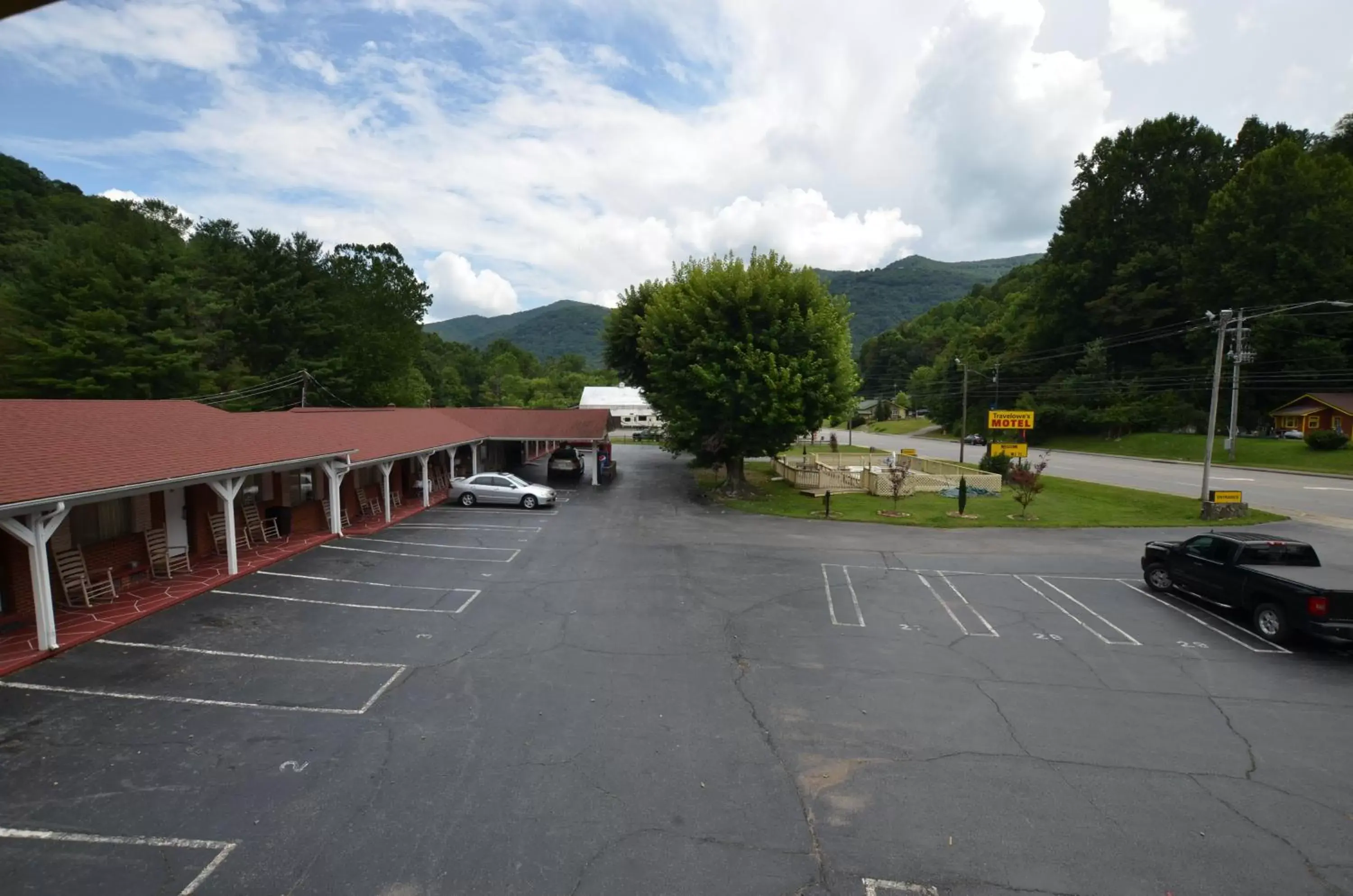 Parking in Travelowes Motel - Maggie Valley