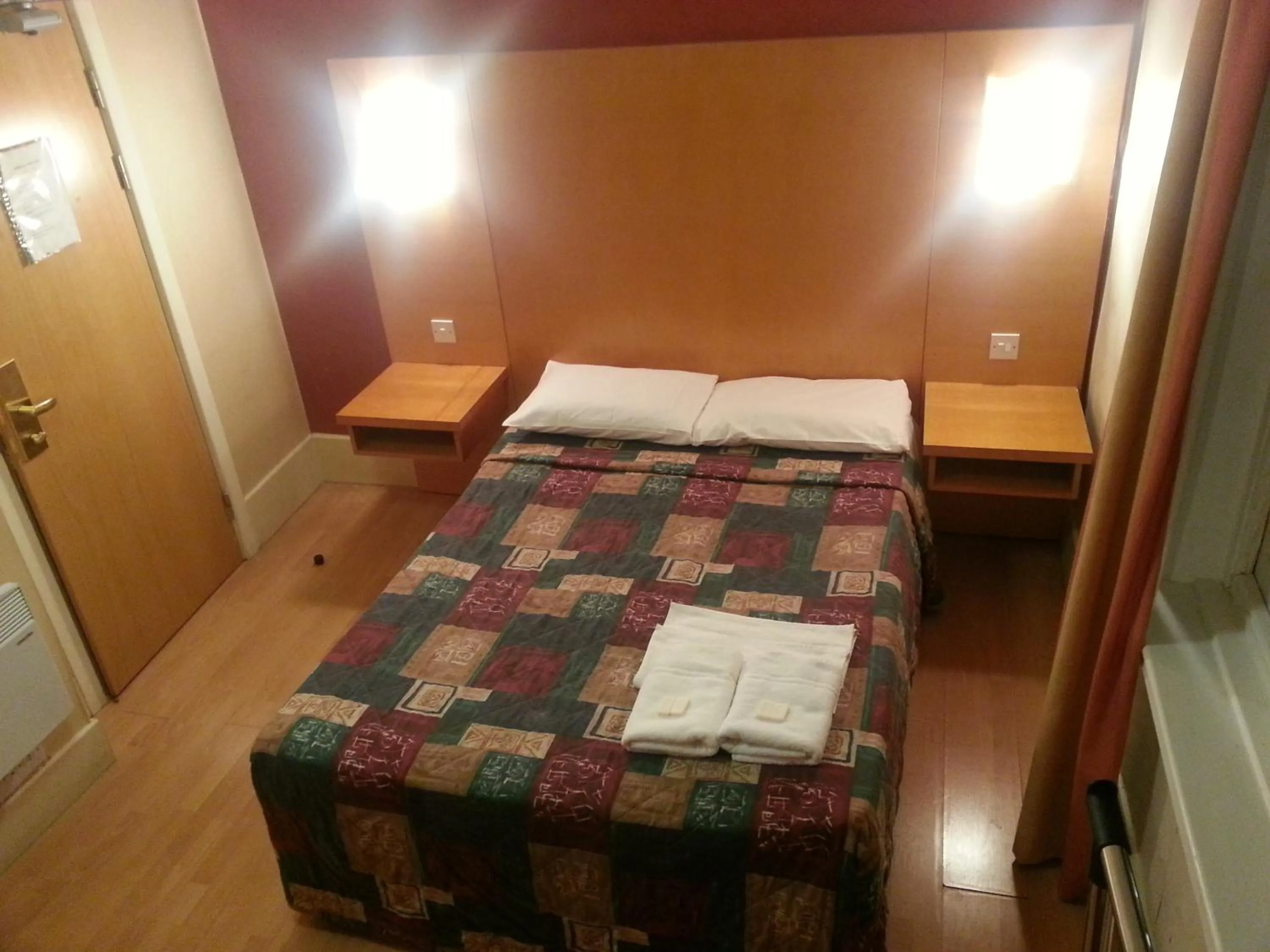 Bedroom, Bed in Berkeley Court Hotel