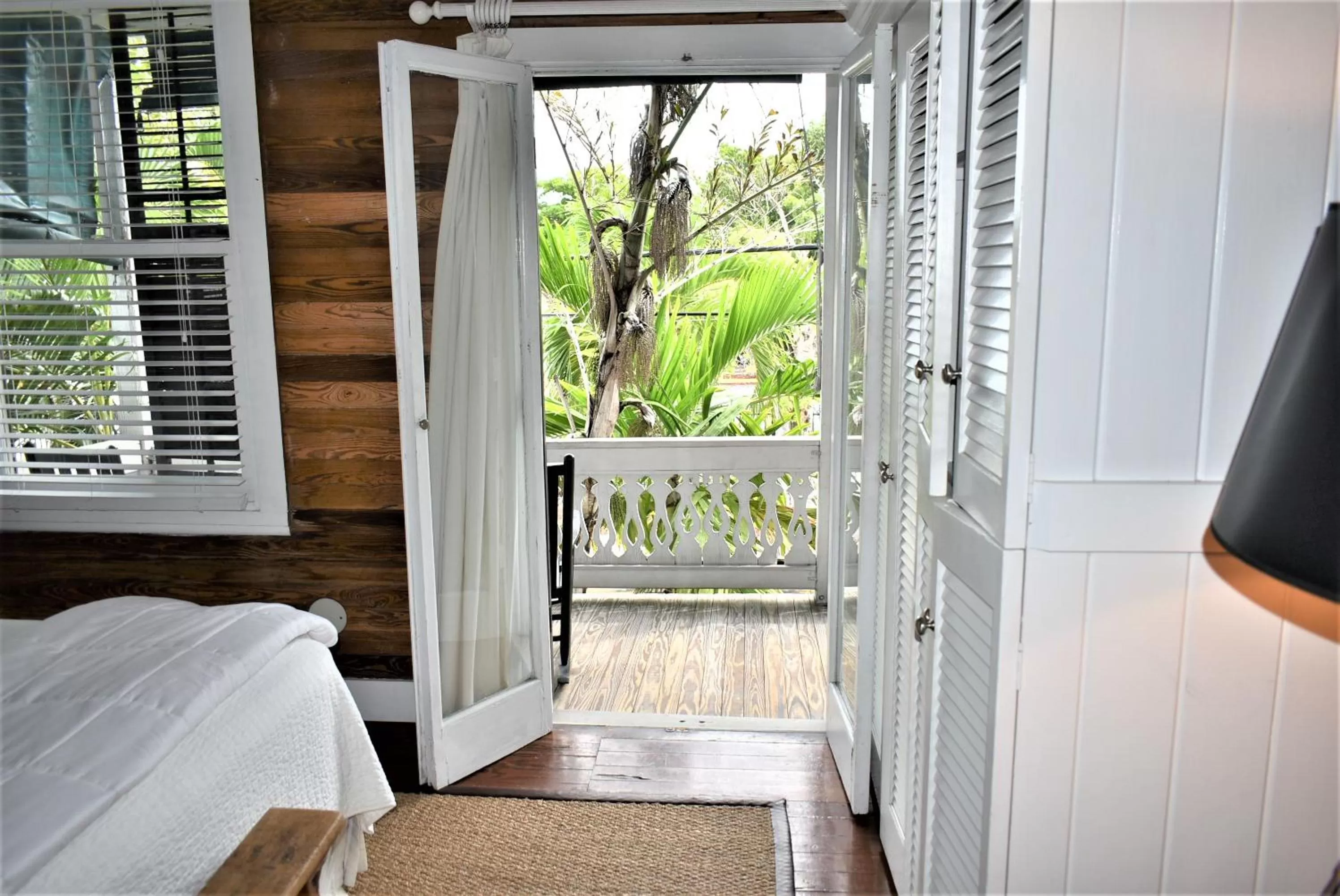 Bed in Simonton Court Historic Inn & Cottages