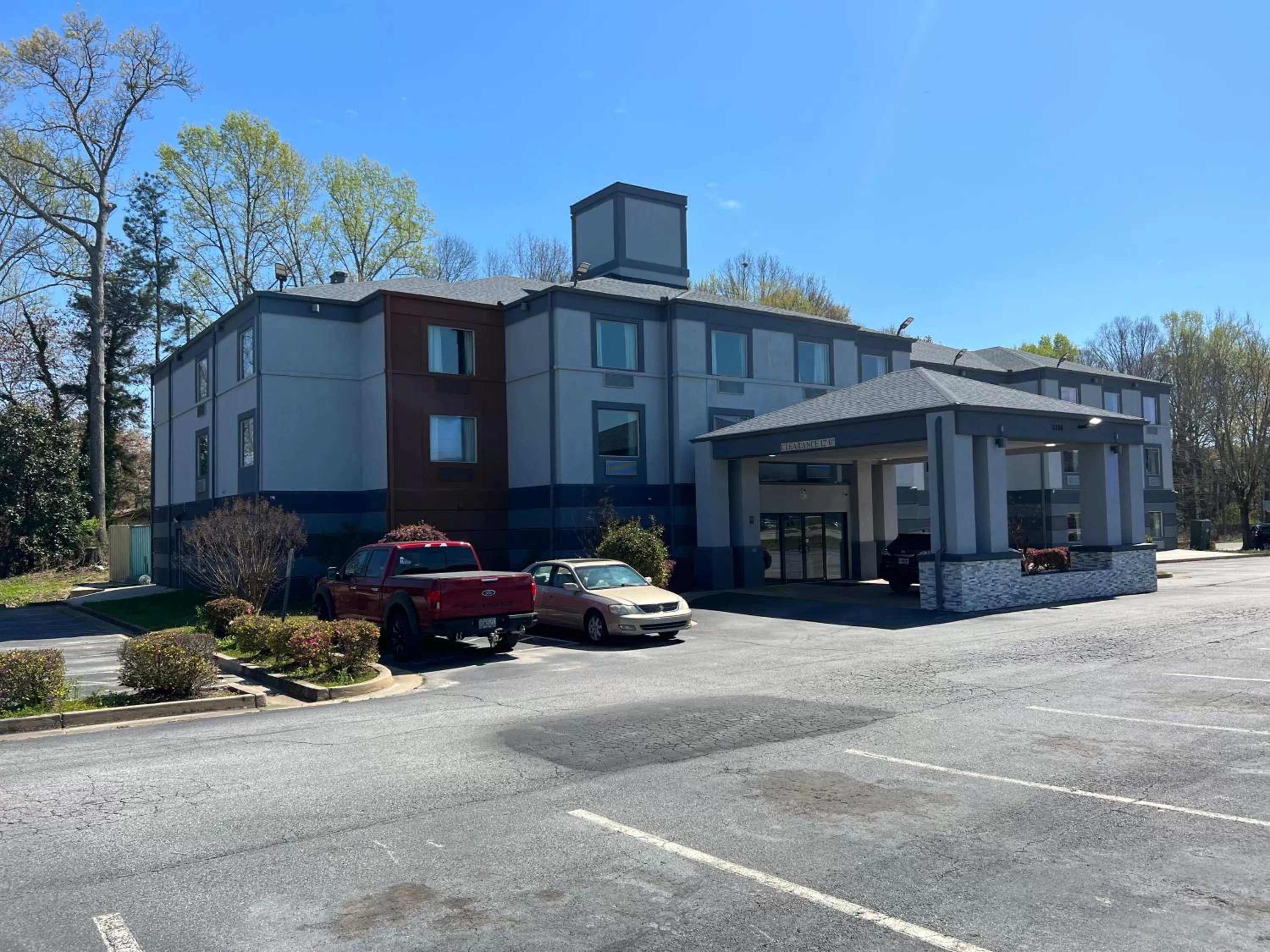 Jamestown inn & Suites