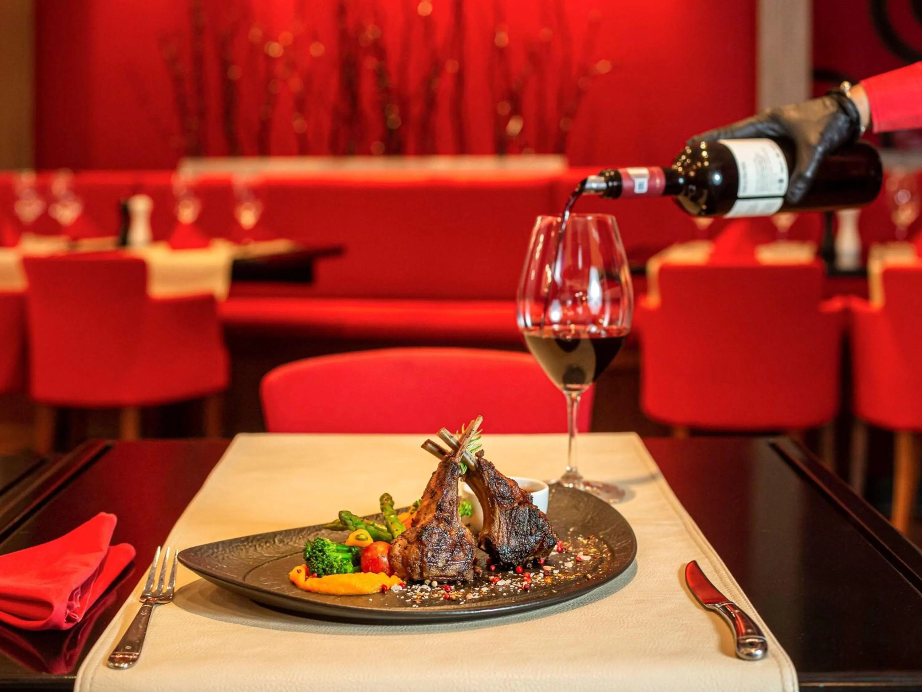 Restaurant/places to eat in Pullman Bucharest World Trade Center