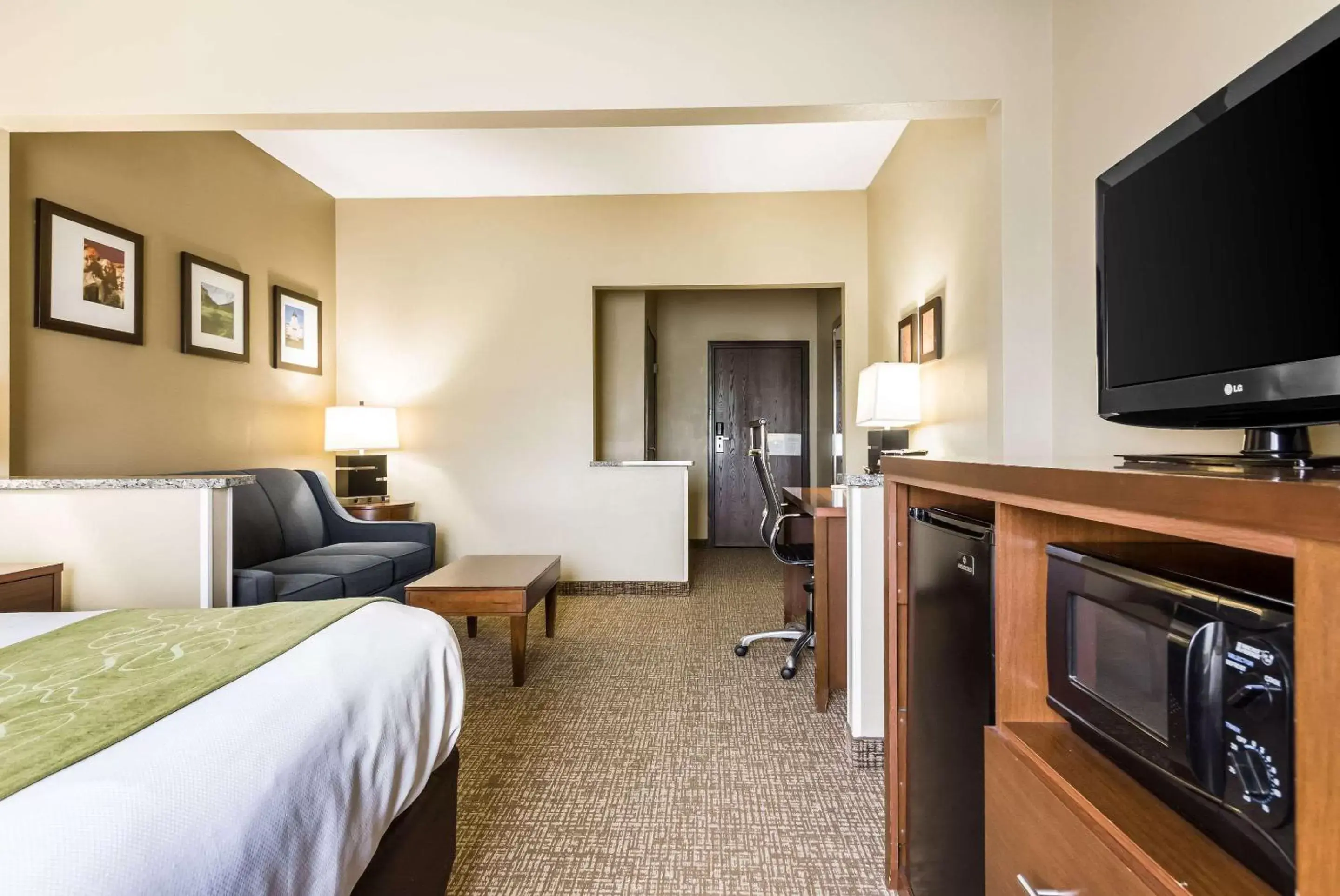 Photo of the whole room, TV/Entertainment Center in Comfort Suites - Sioux Falls