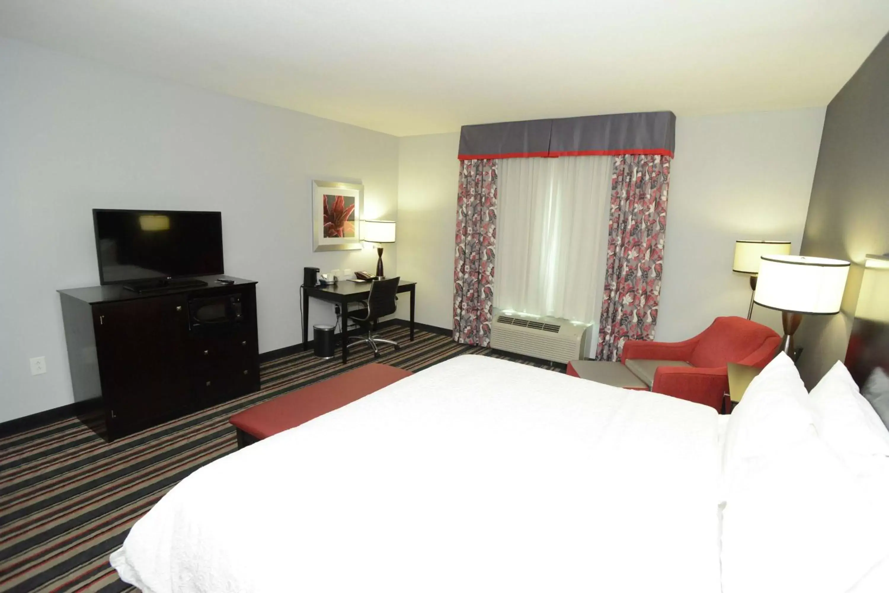 Bedroom, Bed in Hampton Inn & Suites Albany at Albany Mall