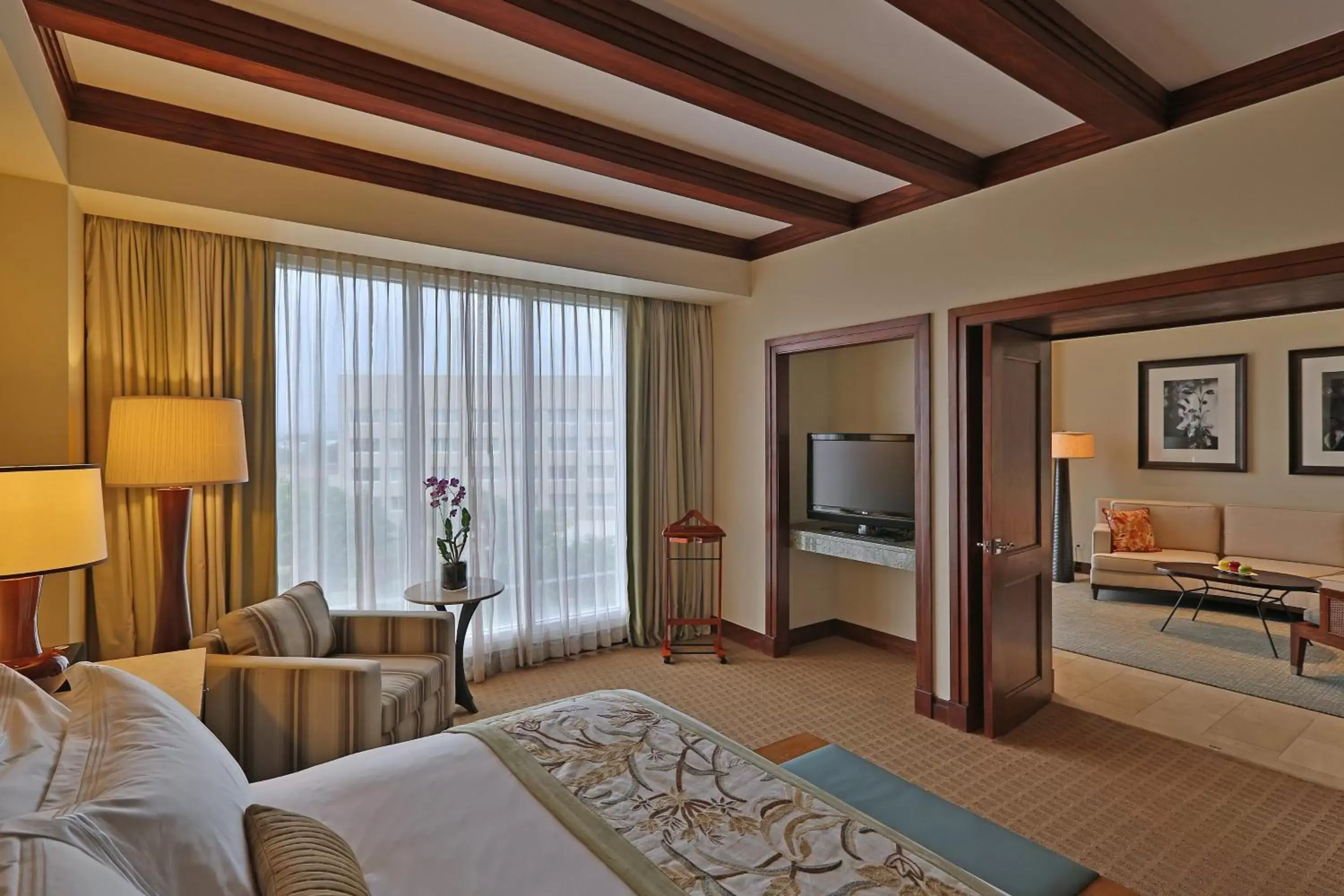 Bedroom, TV/Entertainment Center in Real InterContinental at Multiplaza Mall, an IHG Hotel