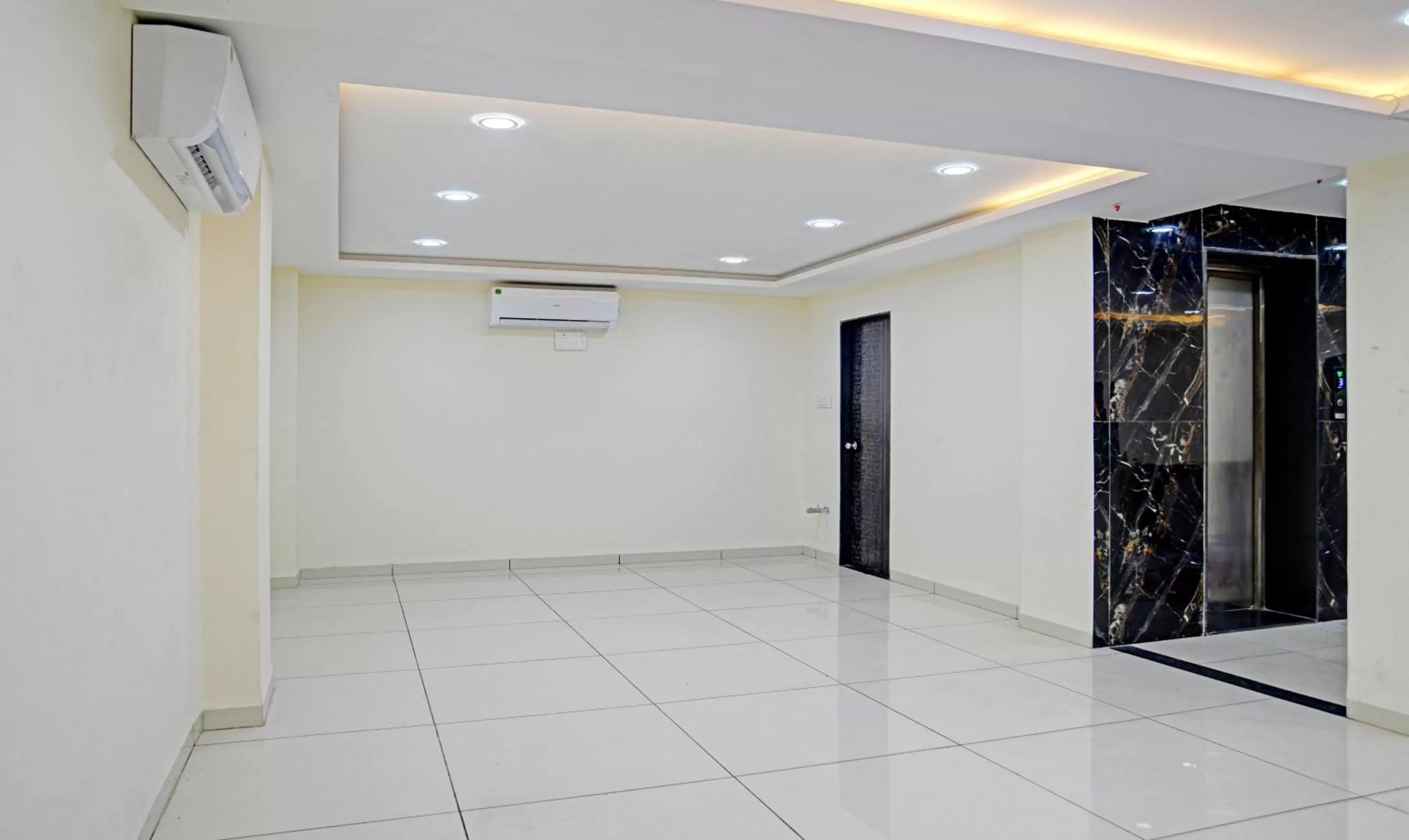 Lobby or reception in Treebo Jayshree Palace C21 Business Park