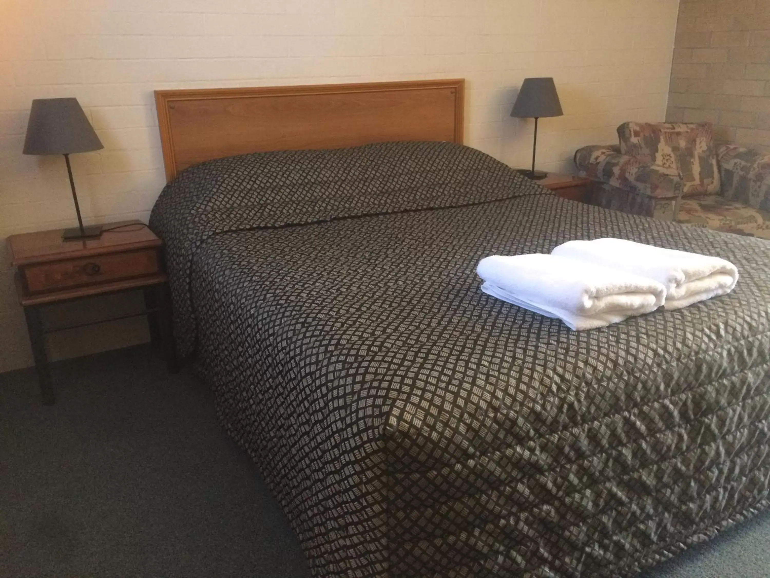 Seating area, Bed in Alexander Motor Inn