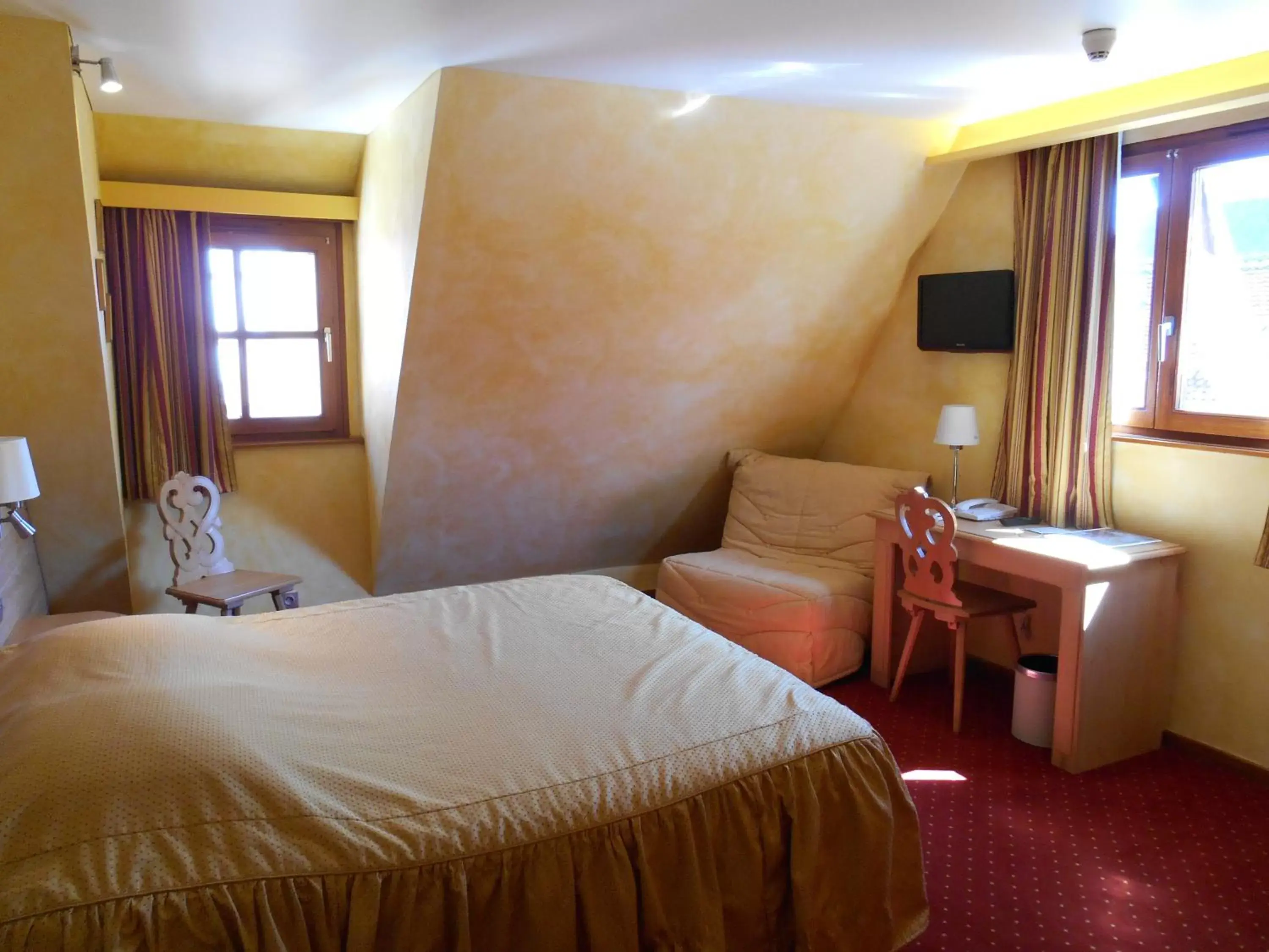 Photo of the whole room, Bed in Hotel Saint-Martin