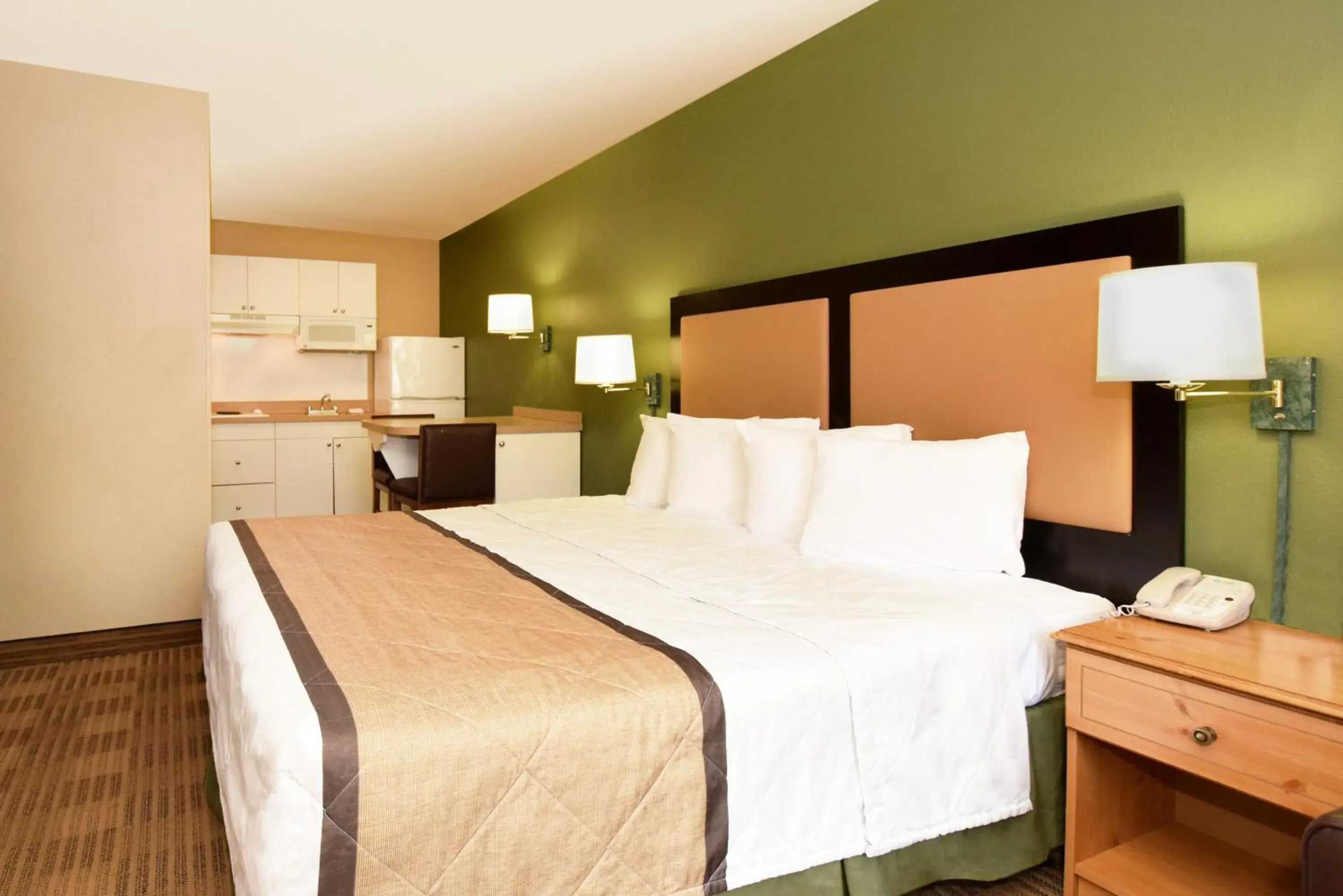Kitchen or kitchenette, Bed in Extended Stay America Suites - Seattle - Bellevue - Factoria