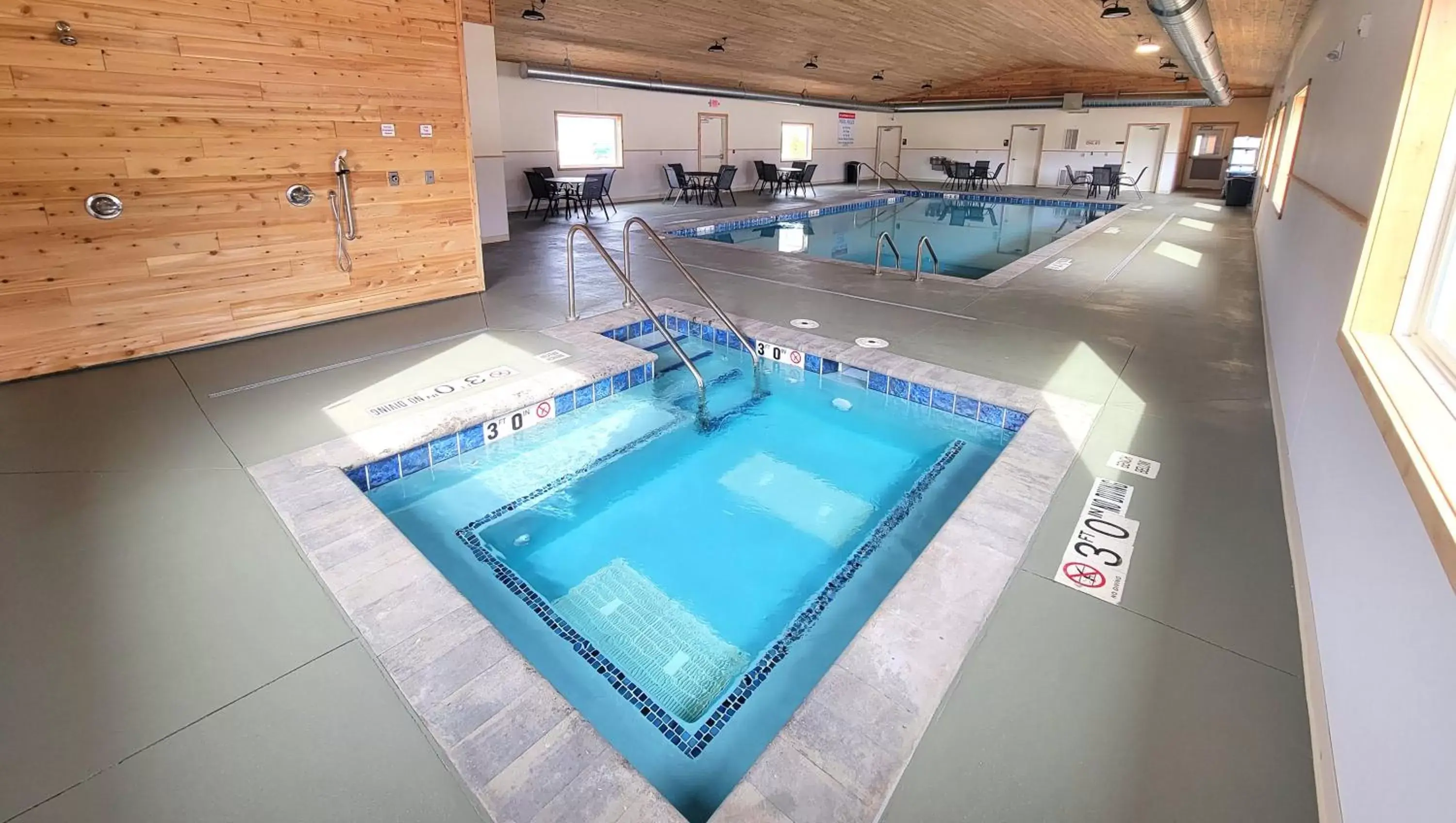 Swimming pool, Pool View in Jasper Ridge Inn Ishpeming