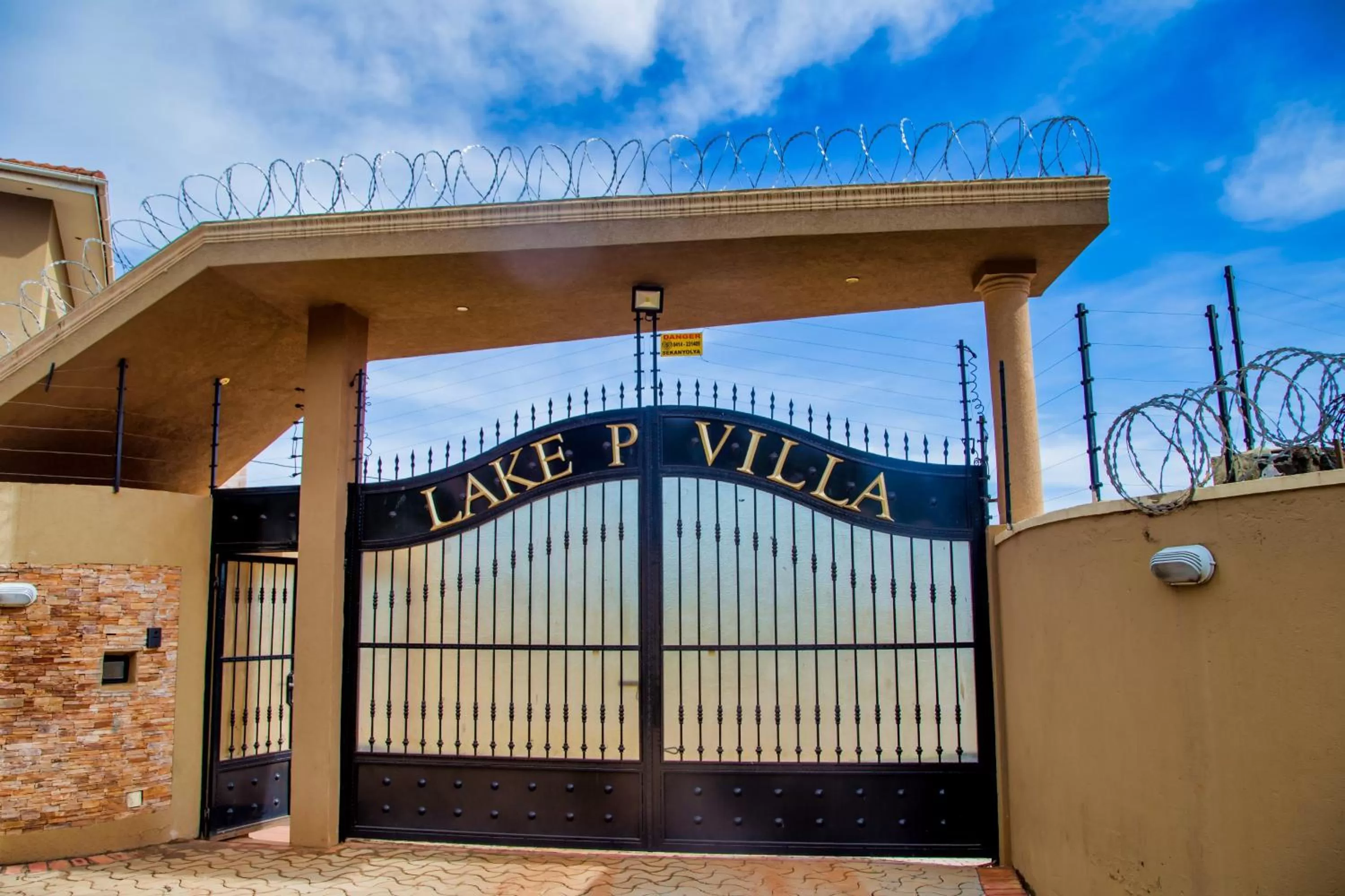 Facade/entrance in Lakepoint Villa
