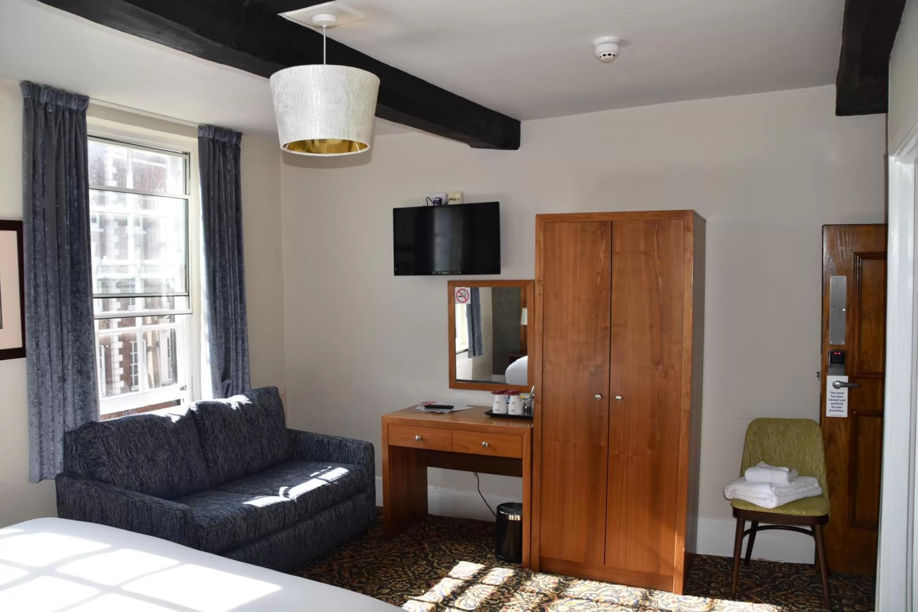 Bedroom, Seating Area in George Hotel Wetherspoon