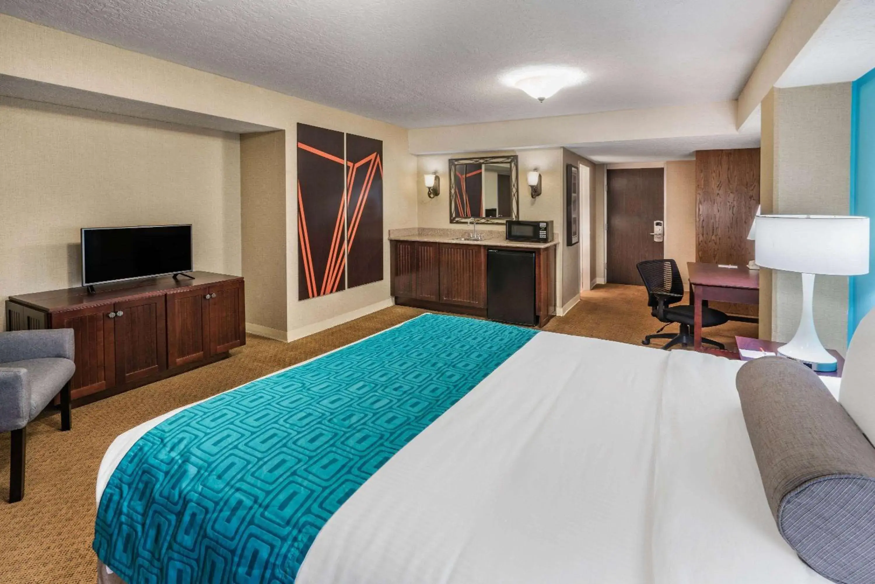 Bed in Howard Johnson by Wyndham Albuquerque Midtown