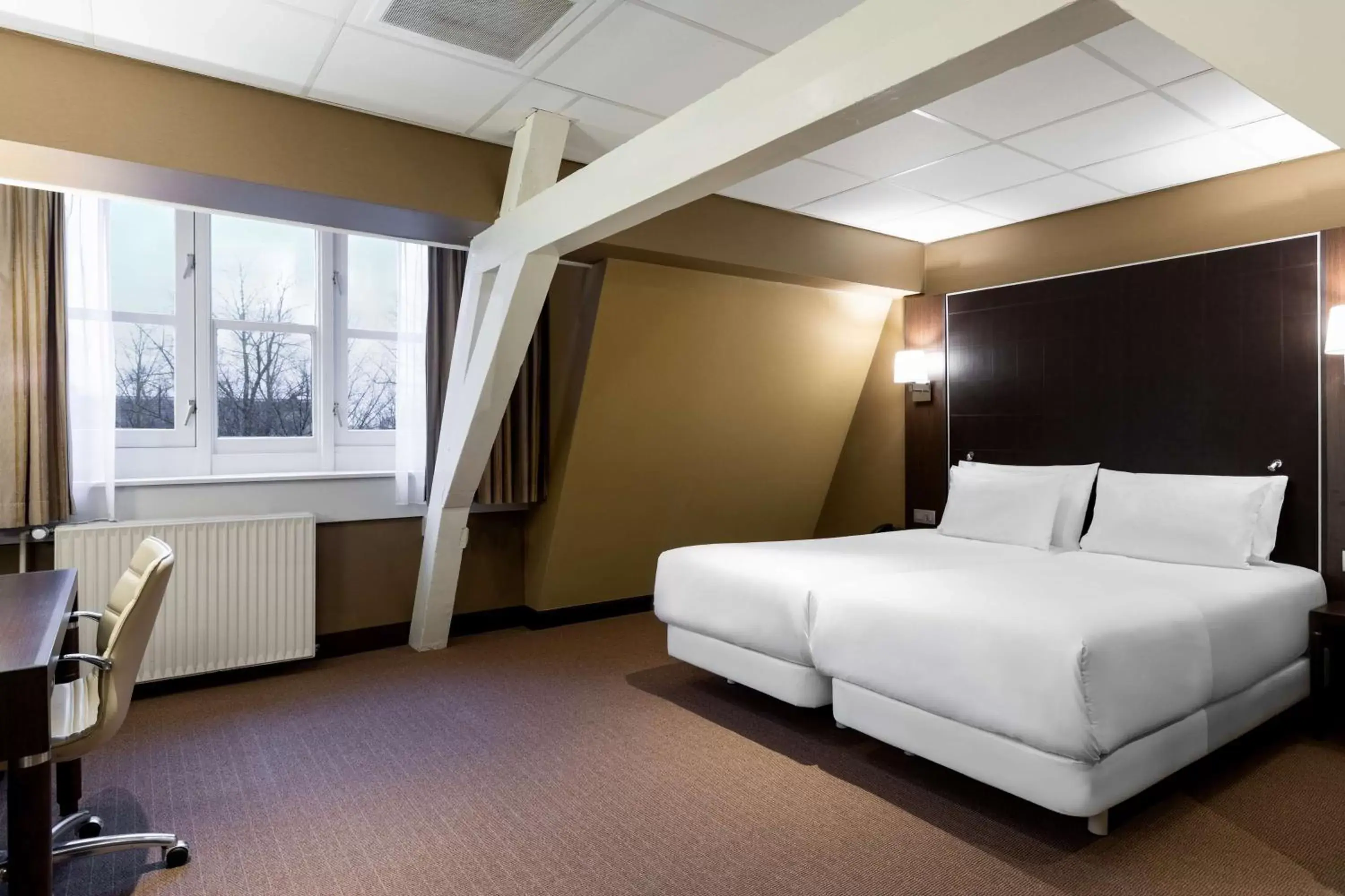 Photo of the whole room, Bed in NH Centre Utrecht Hotel