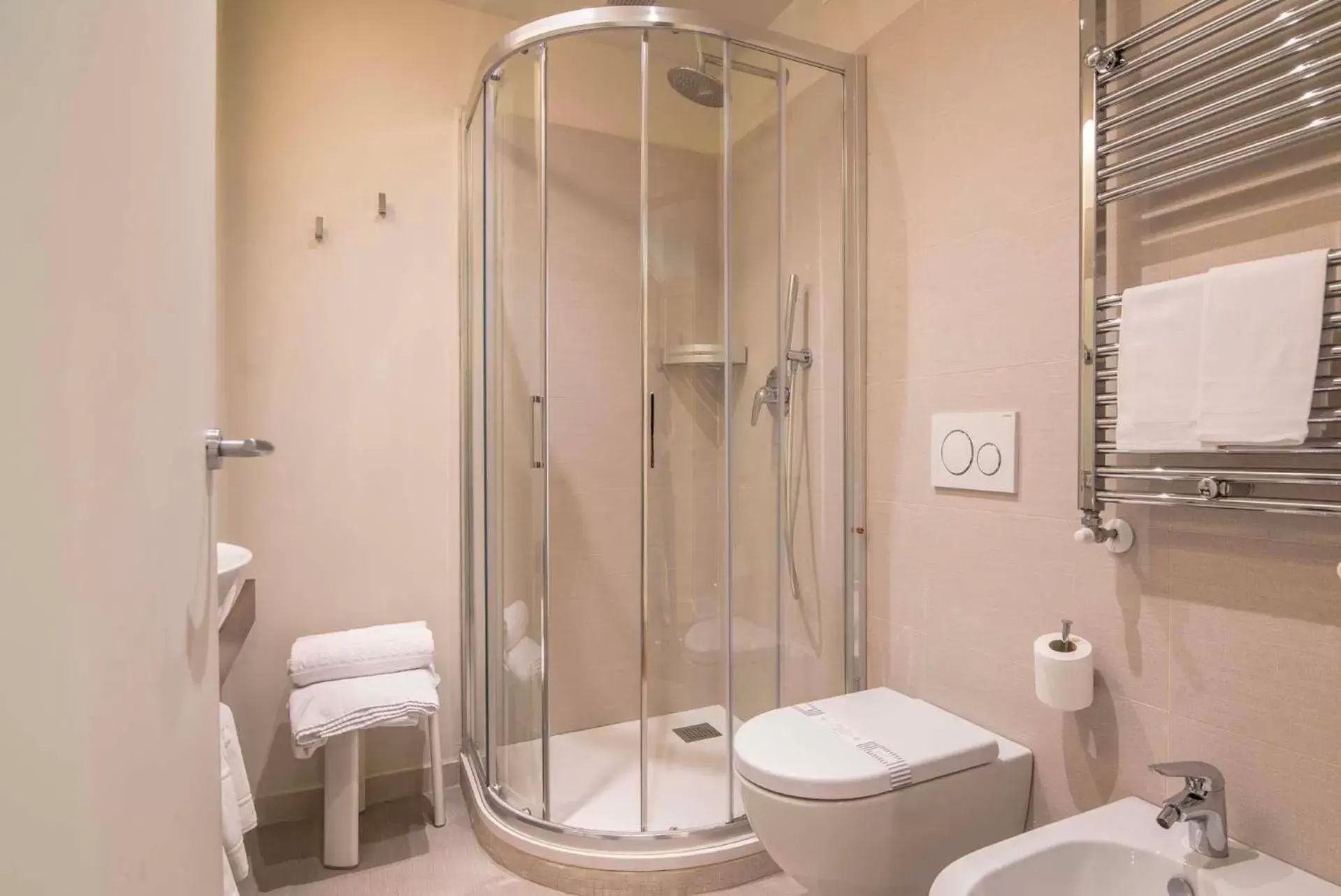 Shower, Bathroom in Terme Preistoriche Resort & Spa
