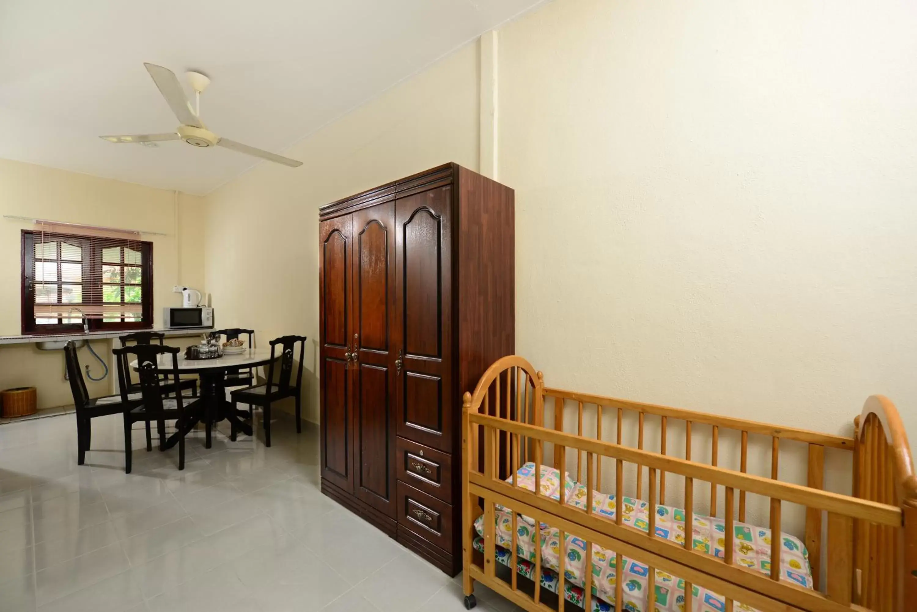 cot, Dining Area in White Lodge