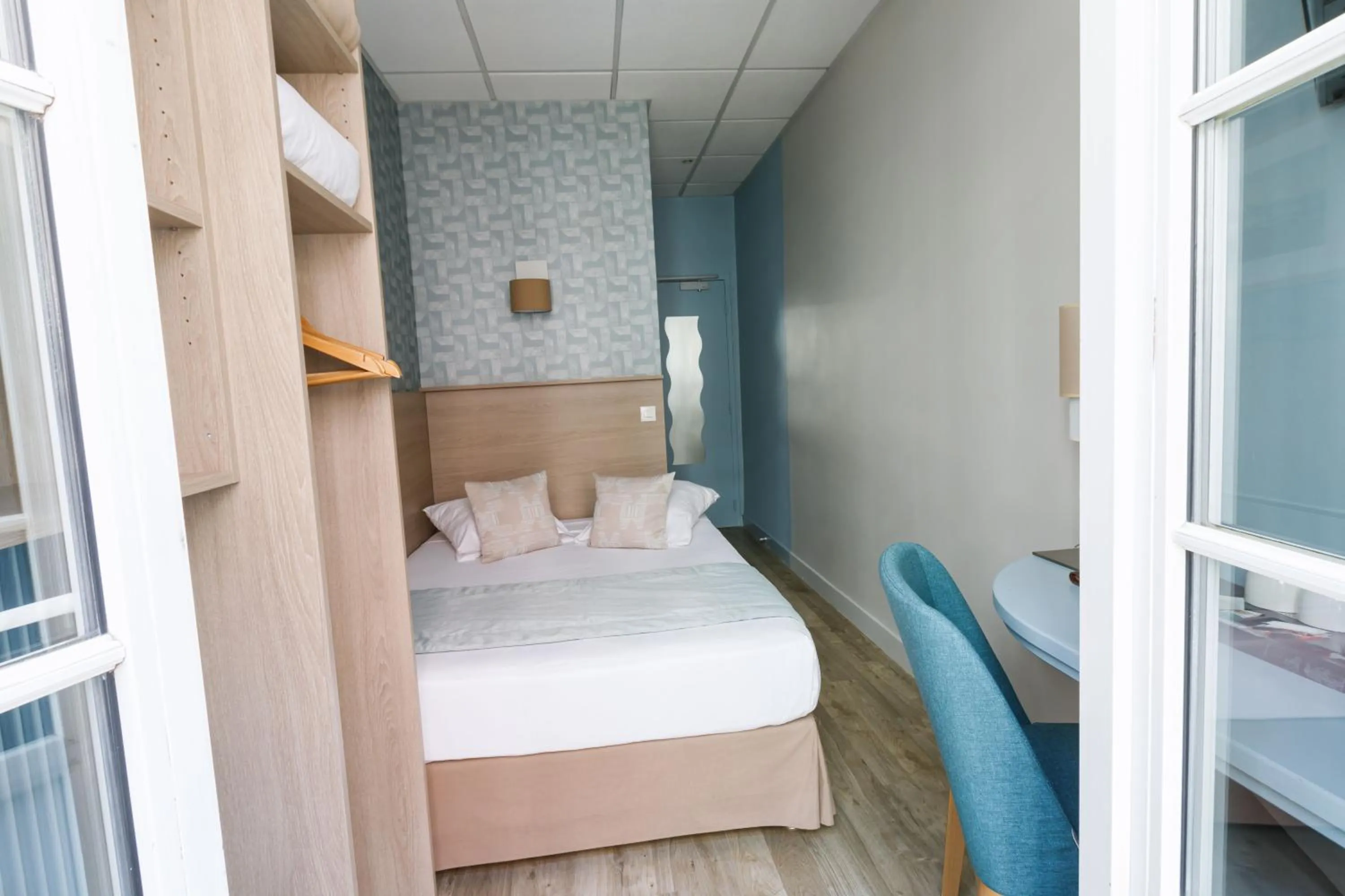 Bed in Hôtel du Dauphin