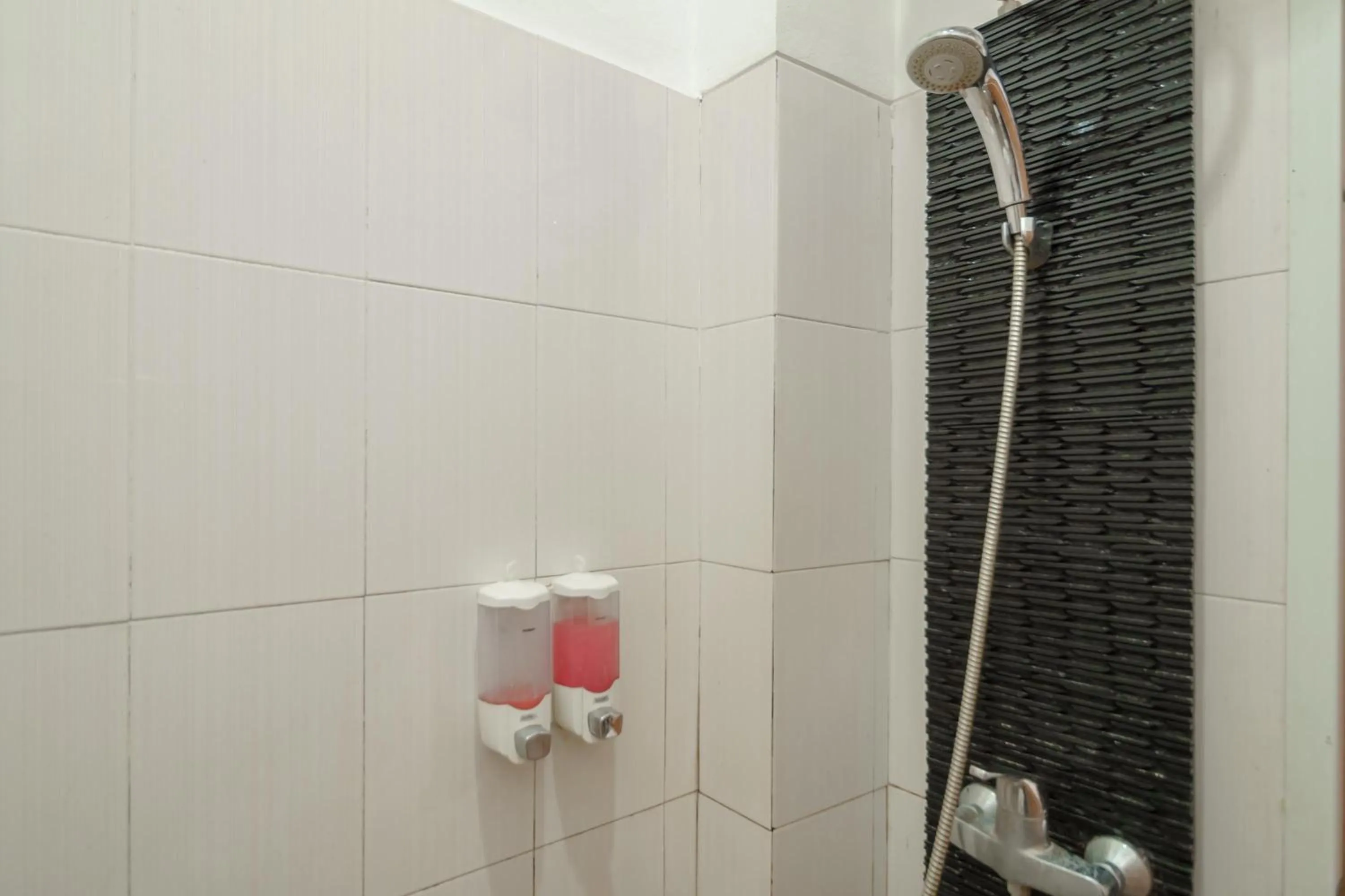 Bathroom in Green Apple Residence near Sarinah Mitra RedDoorz