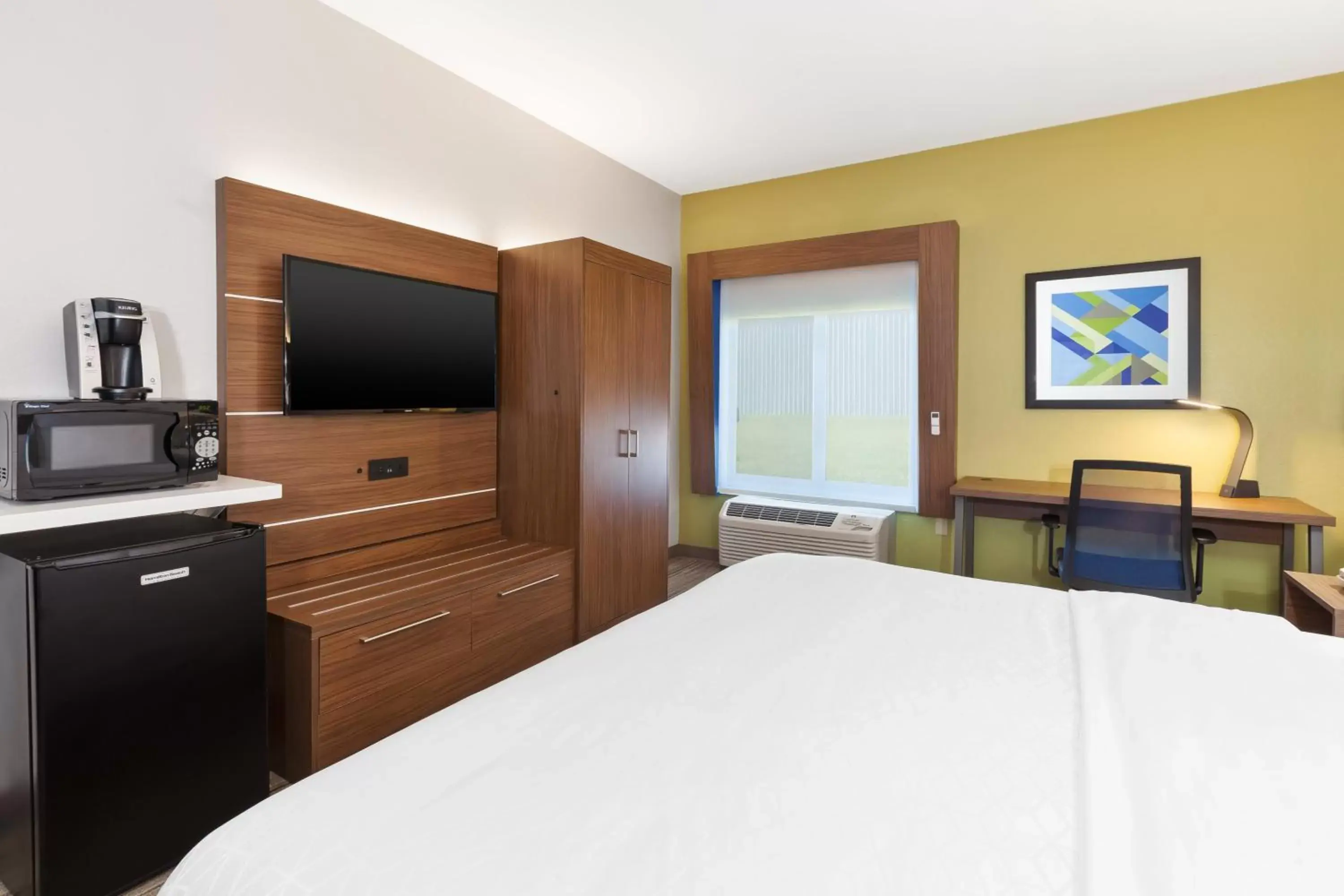 Photo of the whole room, Room Photo in Holiday Inn Express and Suites Three Rivers, an IHG Hotel