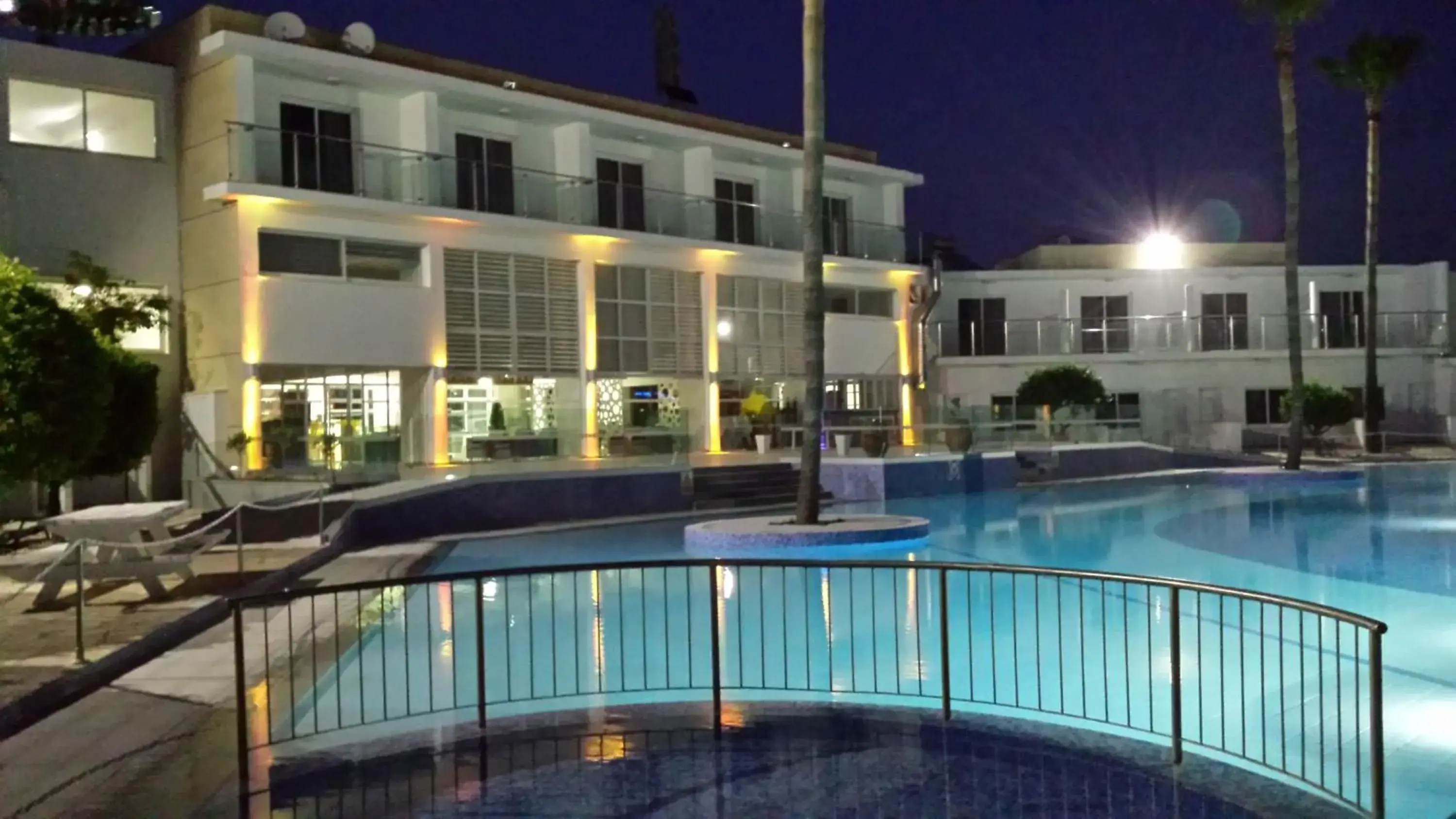 Shower, Swimming Pool in Fedrania Gardens Hotel